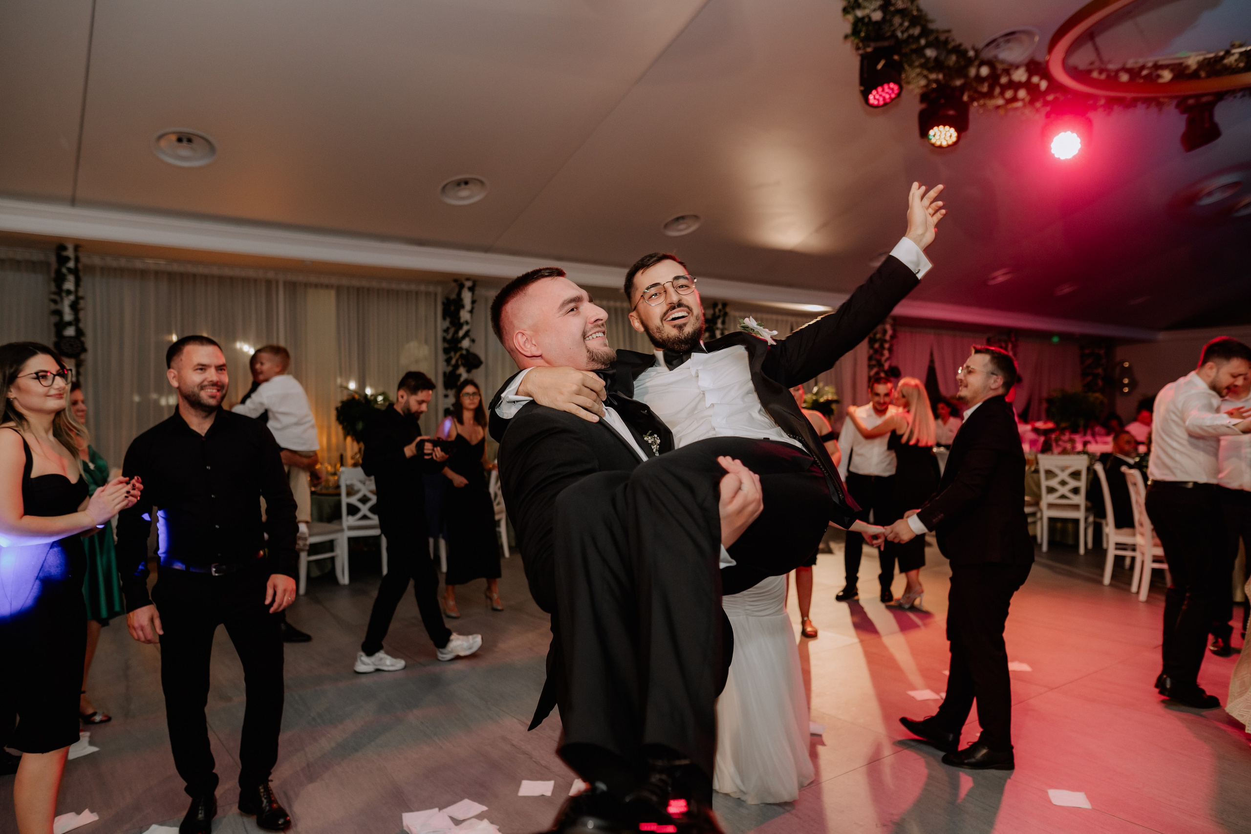 Cununie civila in aer liber , artificii de zi colorate , decor nunta , nunta la Hotel Traian. Proud Vision Weddings | Wedding Photography & Film — Servicii profesionale Foto Video Nunta Iasi