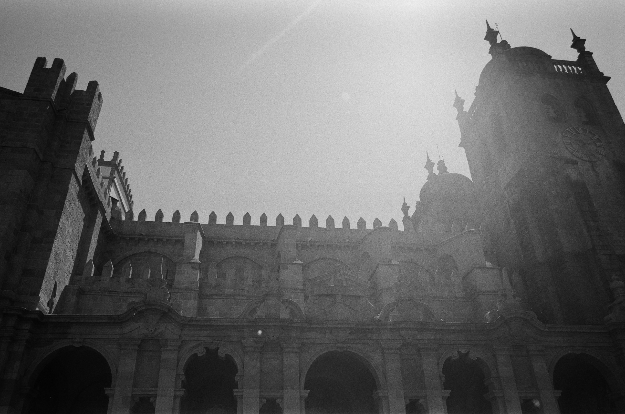 Kathedrale von Porto im Gegenlicht mit Lens Flare
