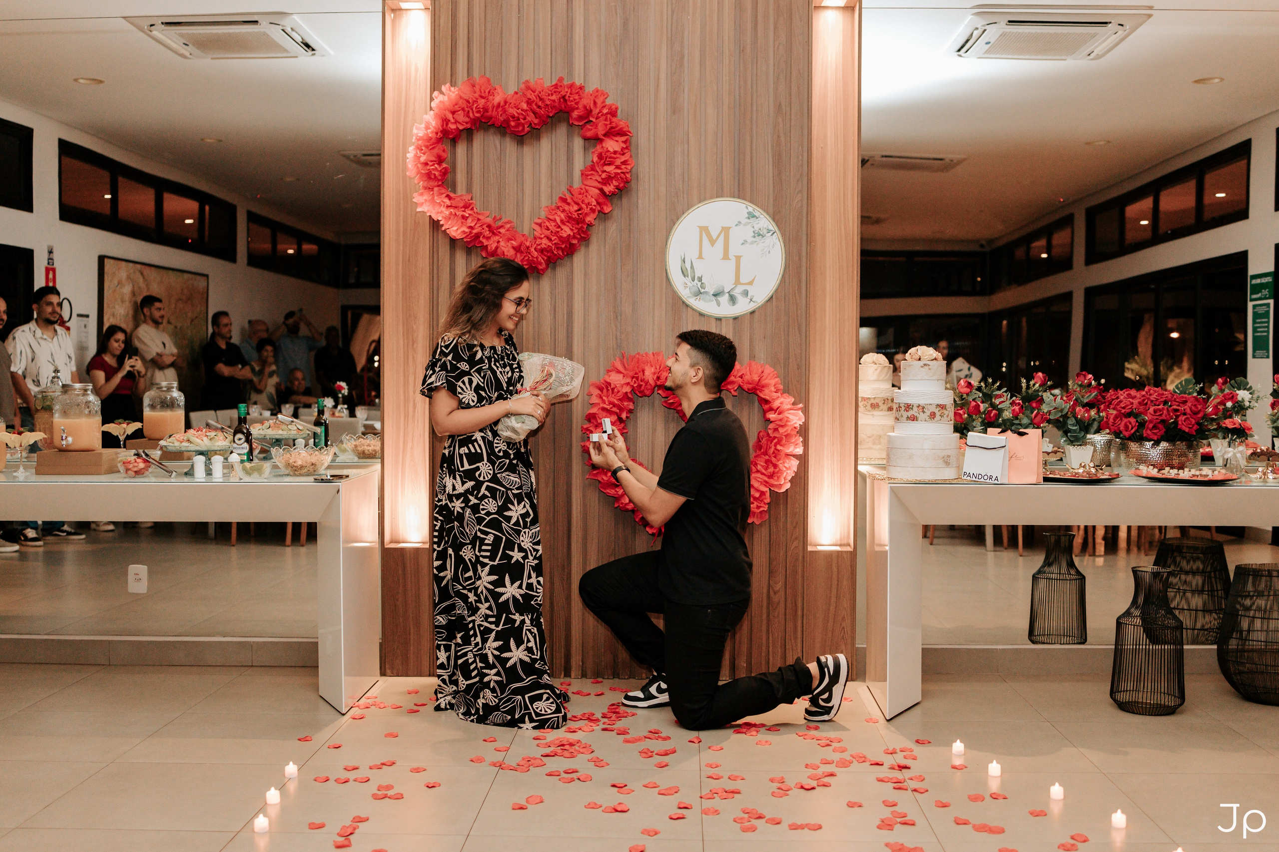 Pedido de noivado em Pederneiras: homem ajoelhado com pétalas ao redor.