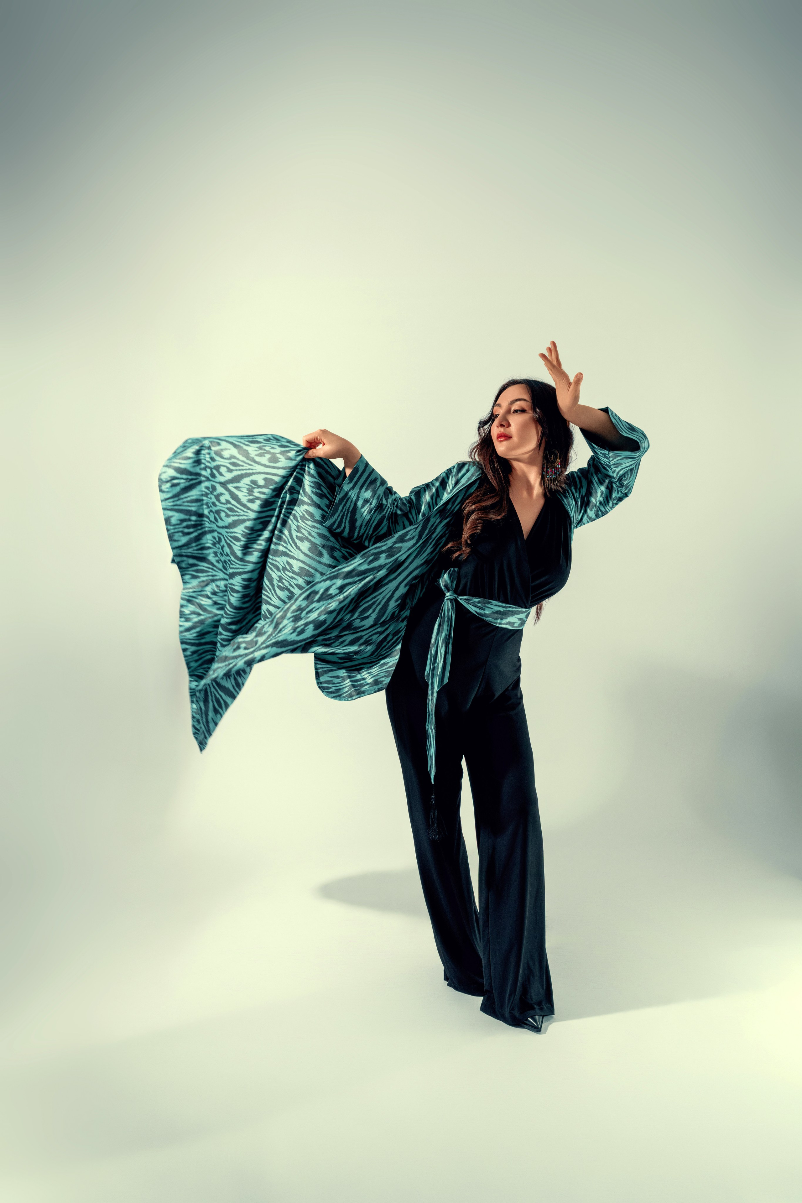 Levitating Ikat. Nifty photography — коммерческий и портретный фотограф в Ташкенте. Студийная и выездная съёмка