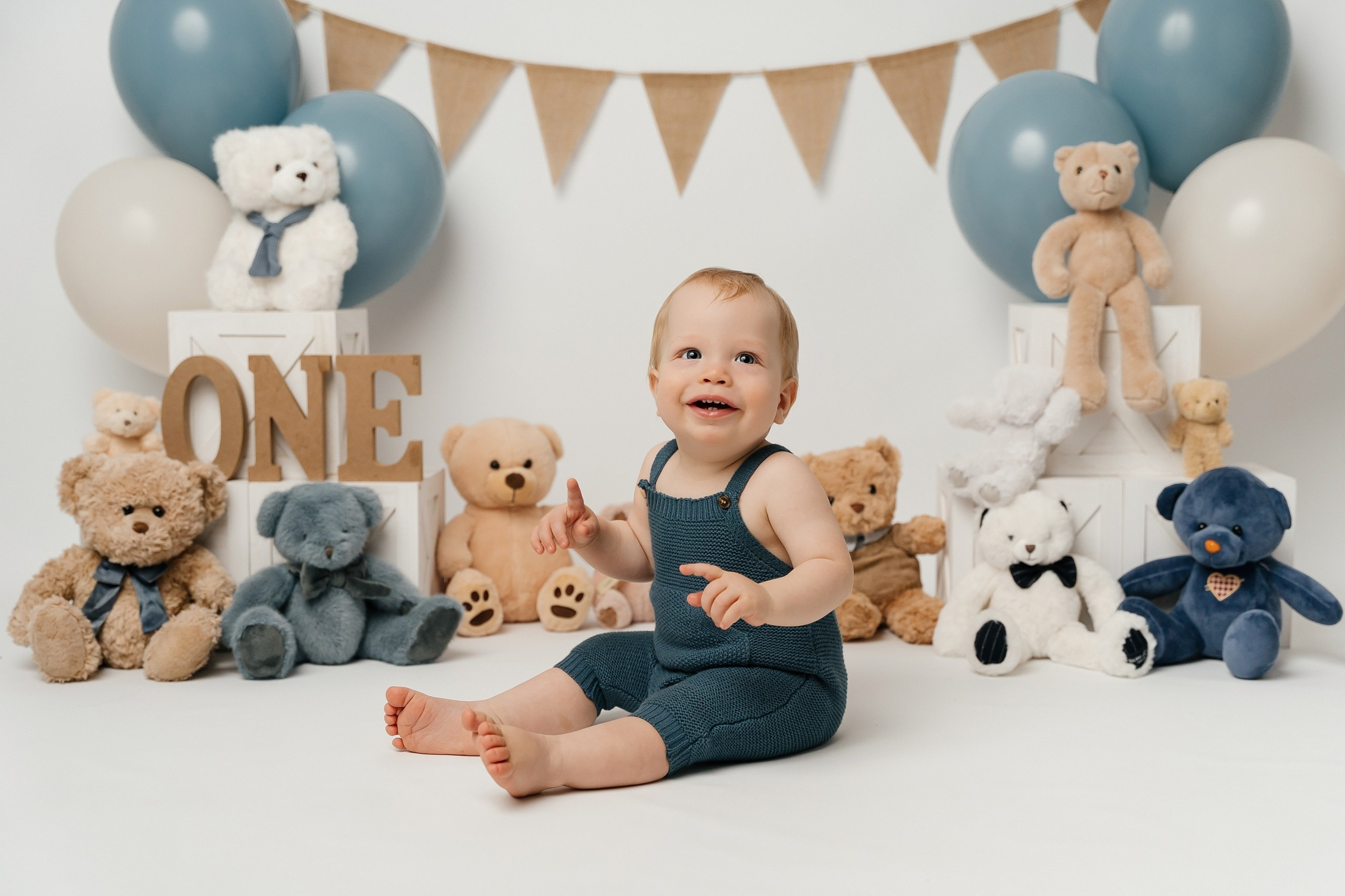 First birthday cake smash session. Newborn and family photographer. Hills District. Sydney