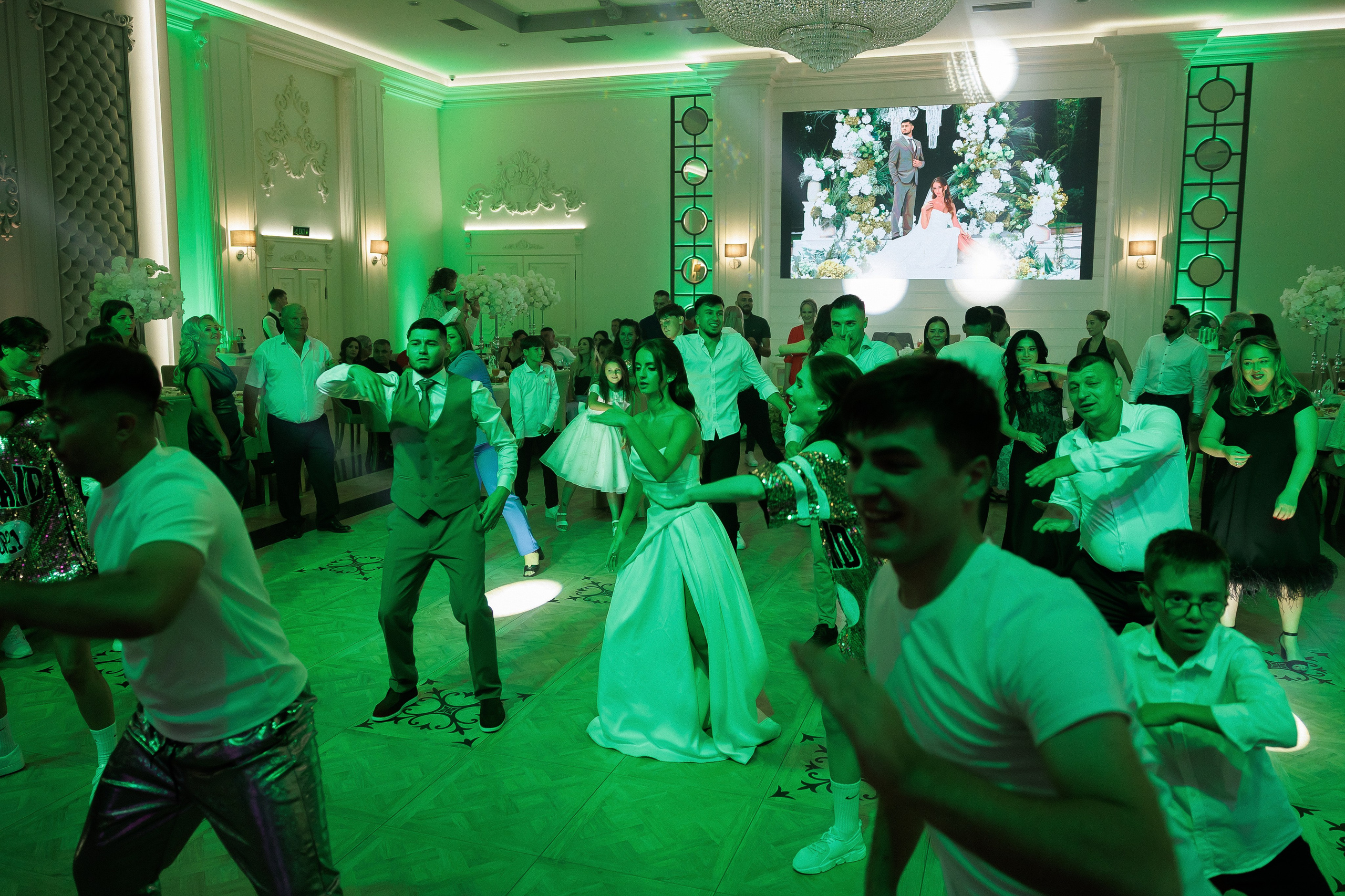 Eugen & Livia — Grand Elysee — Wedding Day. Servicii Foto și Video 067188353