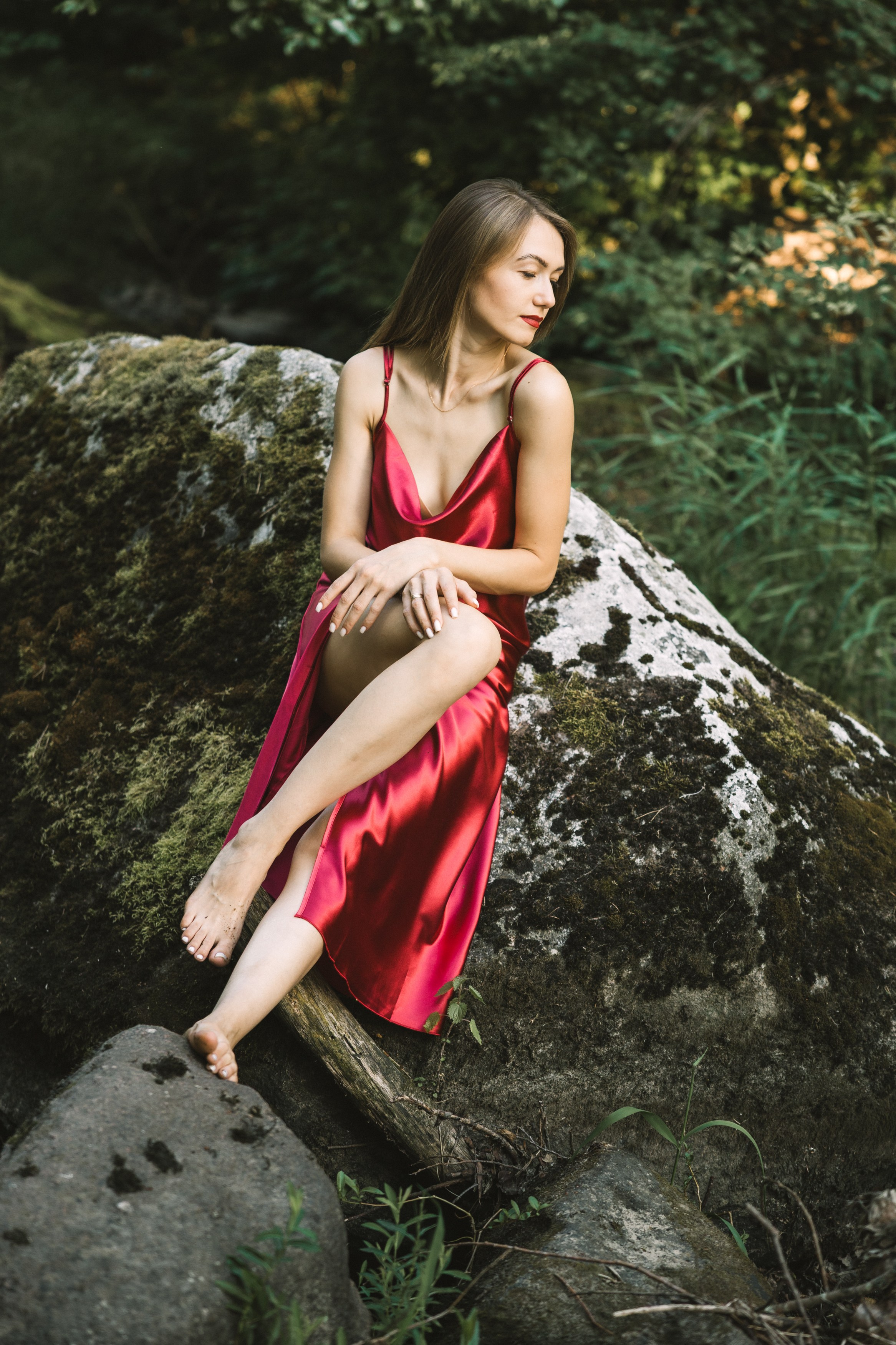 Portrétní focení u řeky — žena v červených šatech. Lifestyle a rodinná fotografka v Pisku Oxana Telupilova