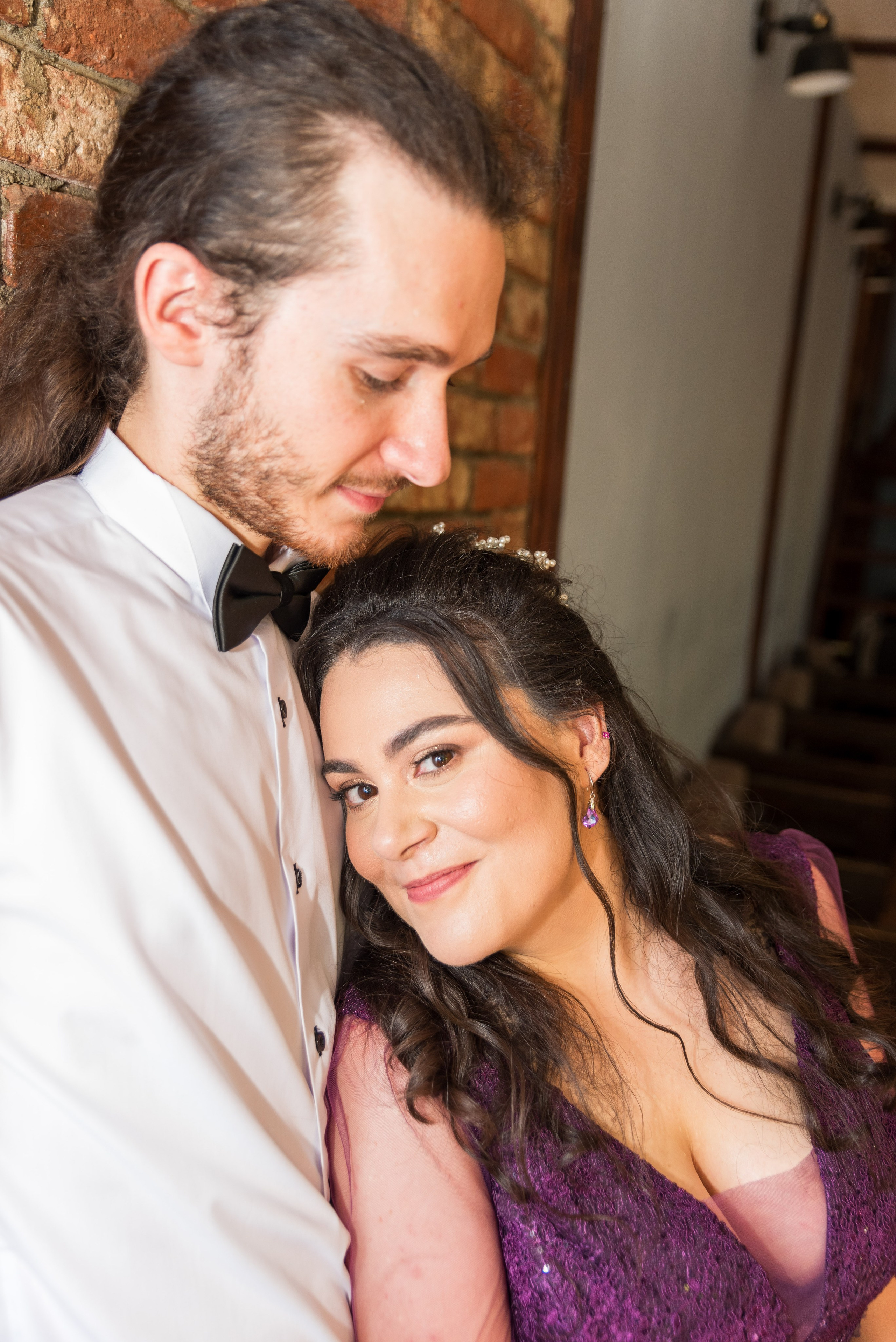 Sedinta foto după cununia civila, fotograf cununie civila bucuresti, fotograf stare civila, cununie la Sector 4 Bucuresti, fotografii de la cununie, fotograf de nunta, fotografii nunta de la starea civila, pozing mireasa, obiceiuri, fotografie profesionala nunta, sedinta foto Ceai la Vlaicu, fotografii in gradina, pozing miri langa perete de caramida. 