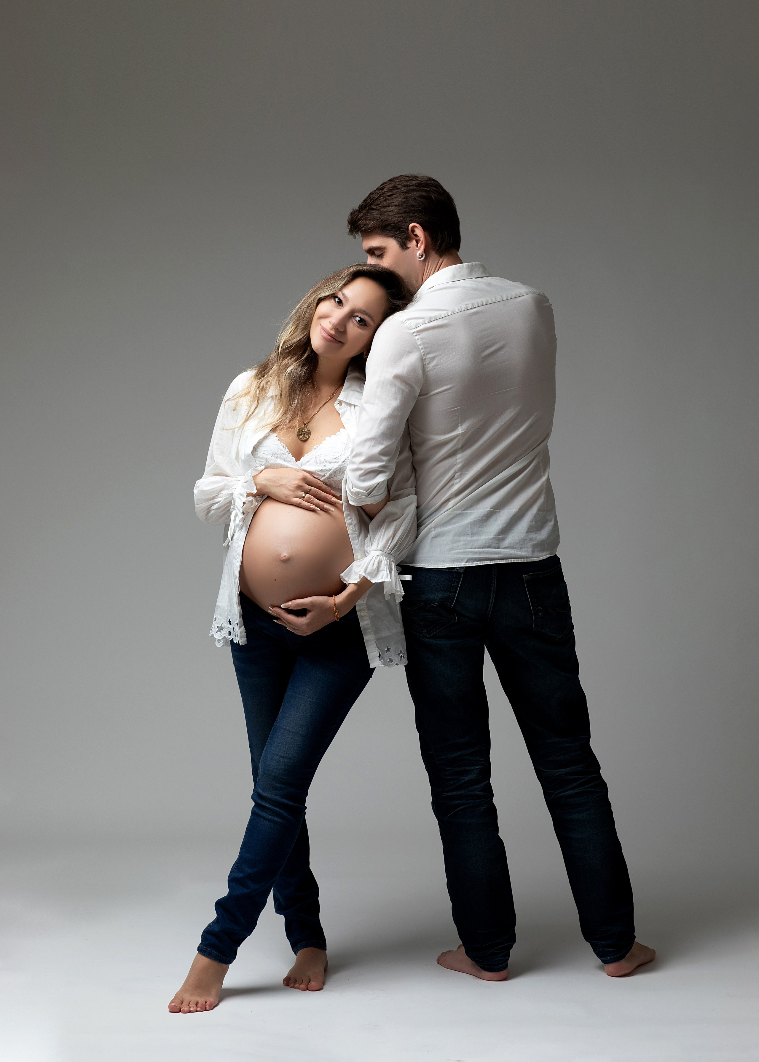 Gör din graviditetsfotografering unik med våra eleganta klänningar till uthyrning, och fånga den speciella glädjen i vackra bilder.