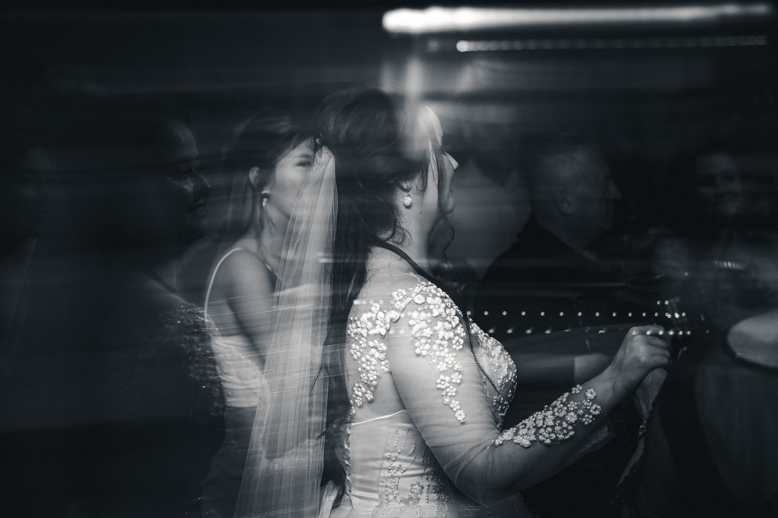 Fotografie artistică alb-negru cu mireasă, tehnică light painting și expunere lungă, fotograf nuntă București stil creativ, incadru.ro.