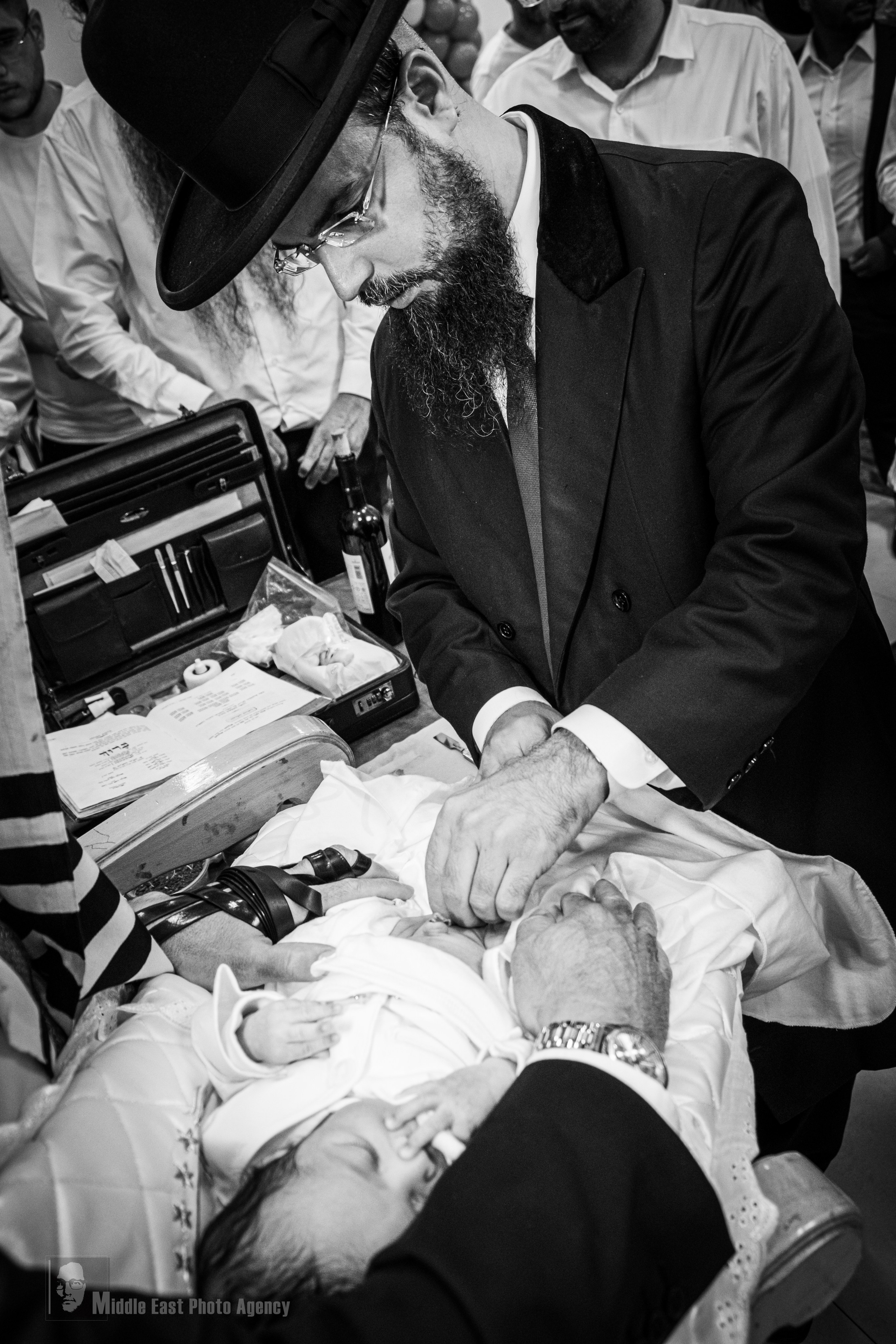 ‏ברית מילה. Middle East Photo Agency — Photography & Event Magnets — סוכנות צילום והדפסת מגנטים לאירועים