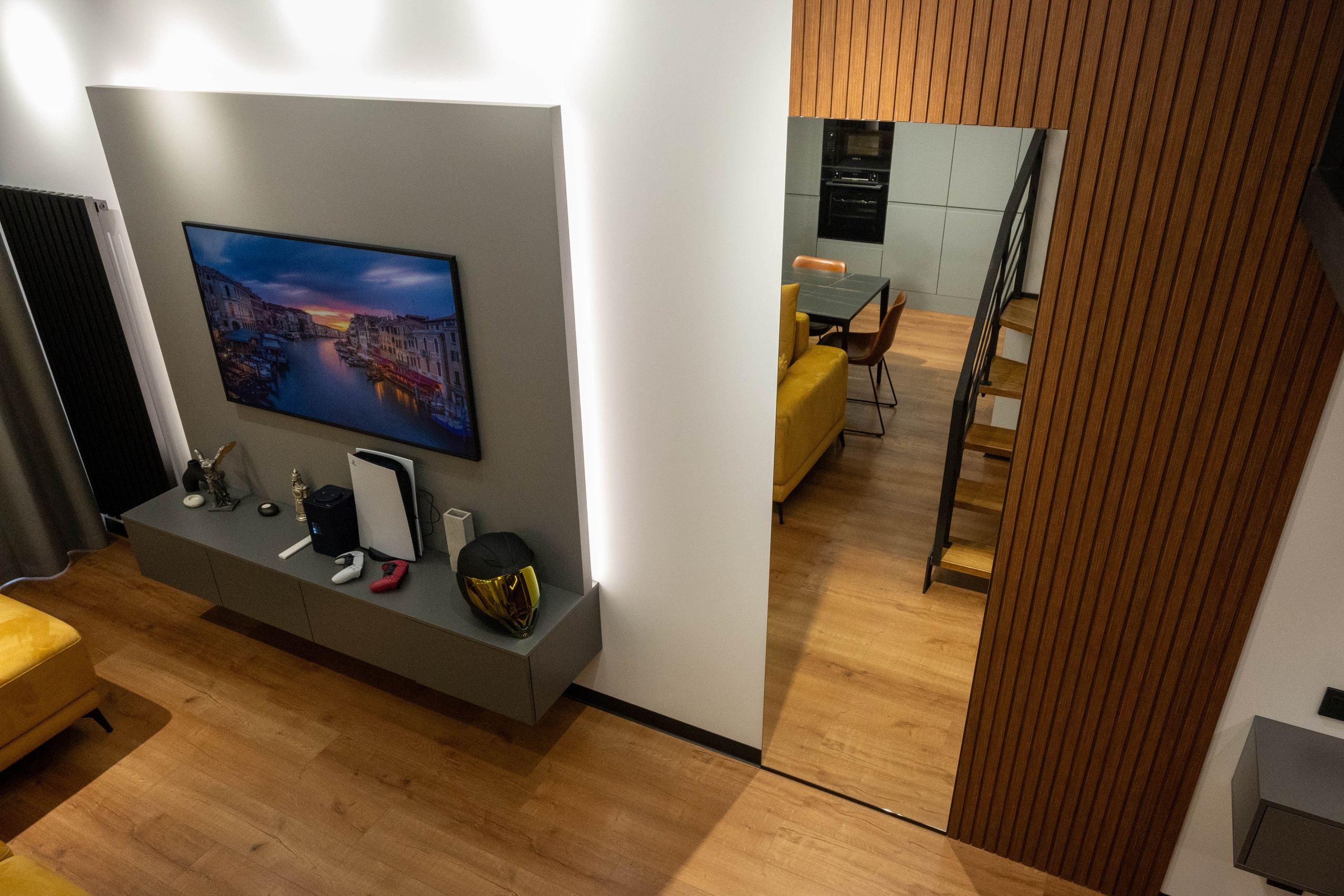 The apartment is on two levels. Fotograf Dmitrii Donets