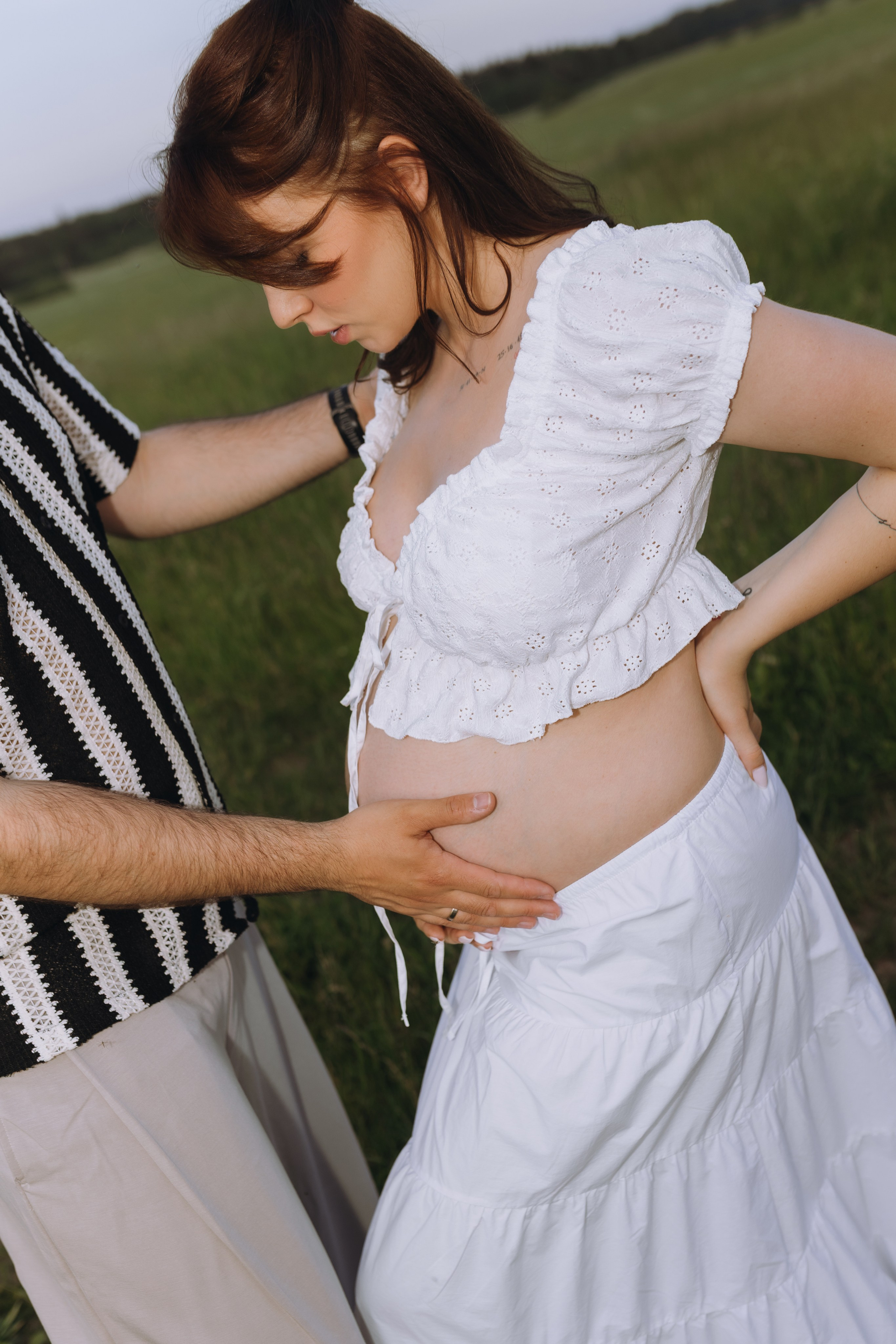 Lera & Maksim | laukimo fotosesija pievoje saulei besileidžiant. Vestuvių ir šeimų fotografė Lena Bondarenko / belove photo