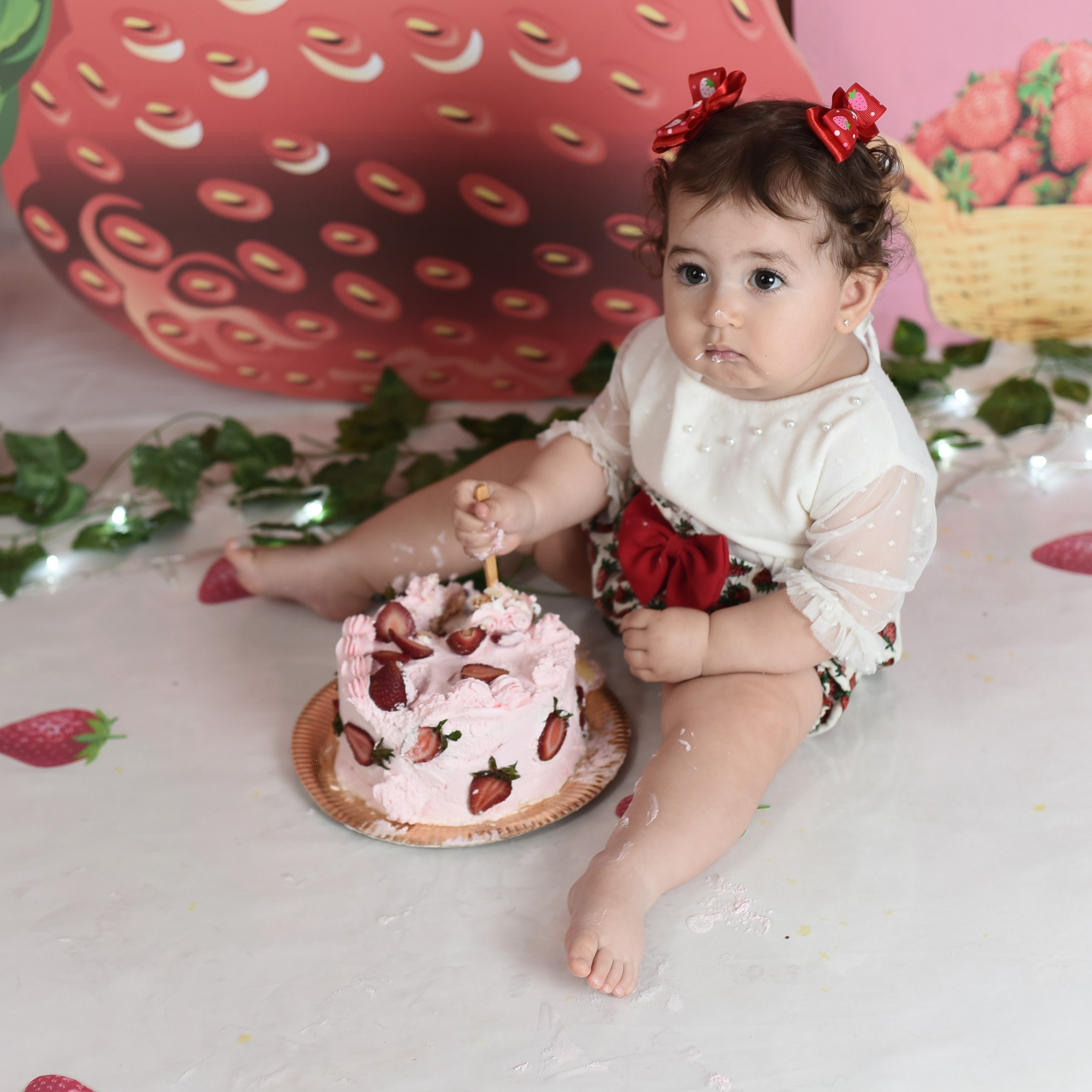 Sesión 1er año de Rebeca. Temática: Frutillita + Mini Sesión Navideña. Fotografo de casamiento en misiones y fotógrafo de familia  Posadas