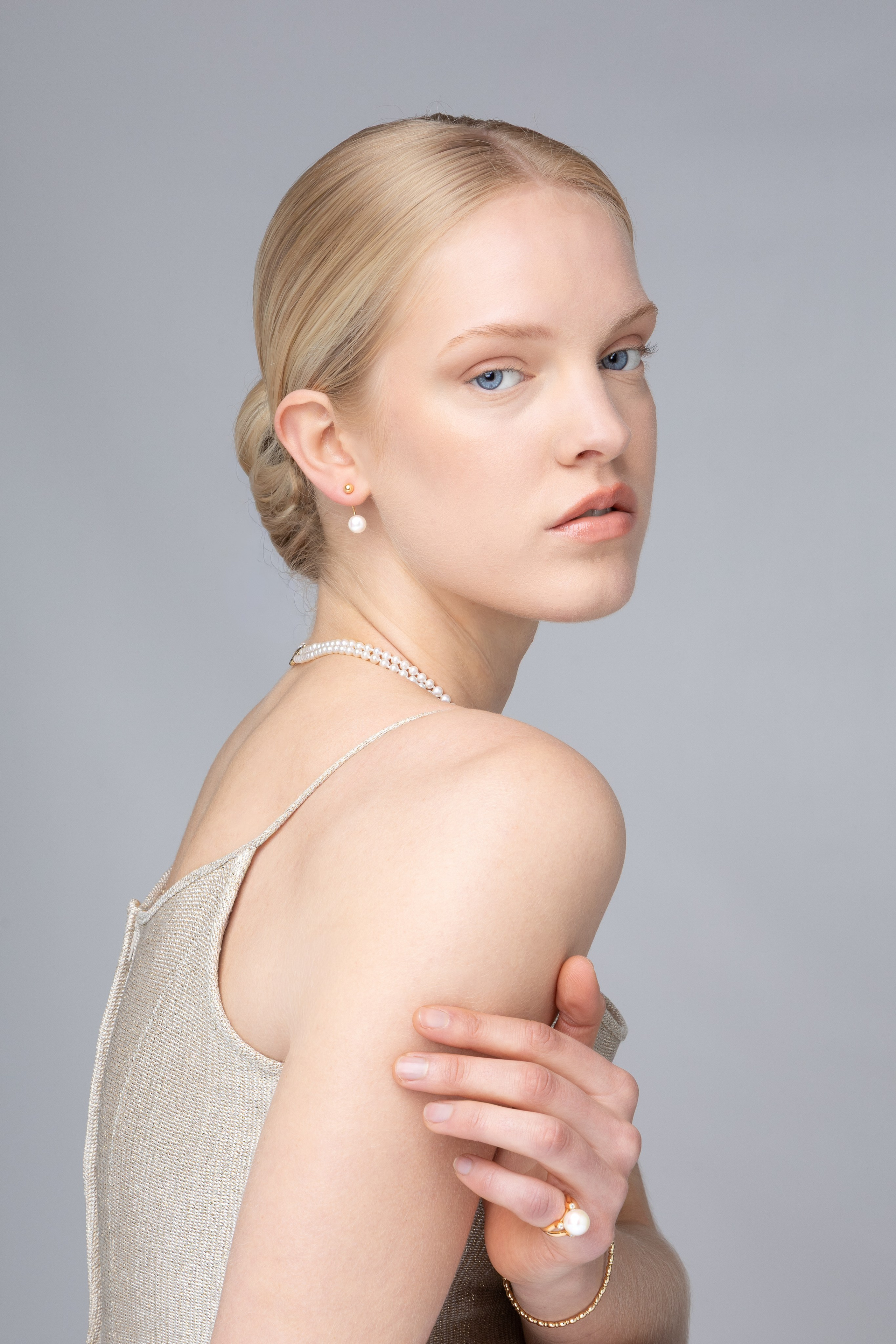 Photographie professionnelle de bijoux portés par une femme en studio à Albi