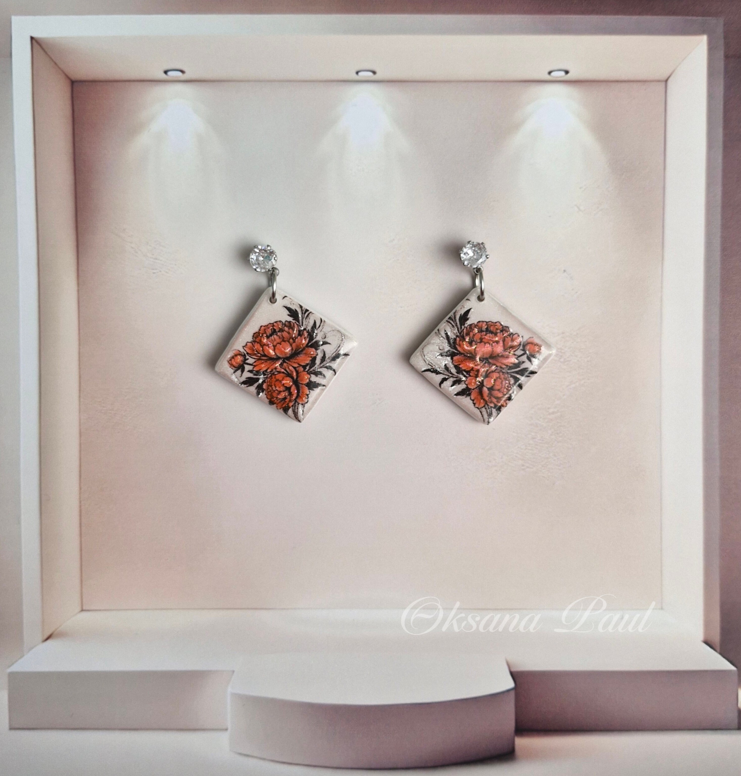 Украшения ручной лепки из полимерной глины с покрытием смолой: серьги, миниатюрные броши и арт-объекты с глянцевым блеском. Уникальные украшения Oksana Paul создаются вручную, с эффектом стеклянной поверхности, объёмными деталями и художественной подачей. Полимерная глина, смола, 3D-лепка, украшения из полимерной глины, серьги ручной работы, аксессуары ручной работы. Handgemachter Schmuck aus Polymer Clay mit Harzüberzug: Ohrringe, Miniaturbroschen und glänzende Kunstobjekte mit 3D-Effekt. Einzigartiger Schmuck von Oksana Paul – handgefertigt, mit gläserner Oberfläche, feinen Details und künstlerischem Ausdruck. Polymer Clay Schmuck, Harz Finish, handgemachte Ohrringe, Schmuckdesign, Kunstschmuck.