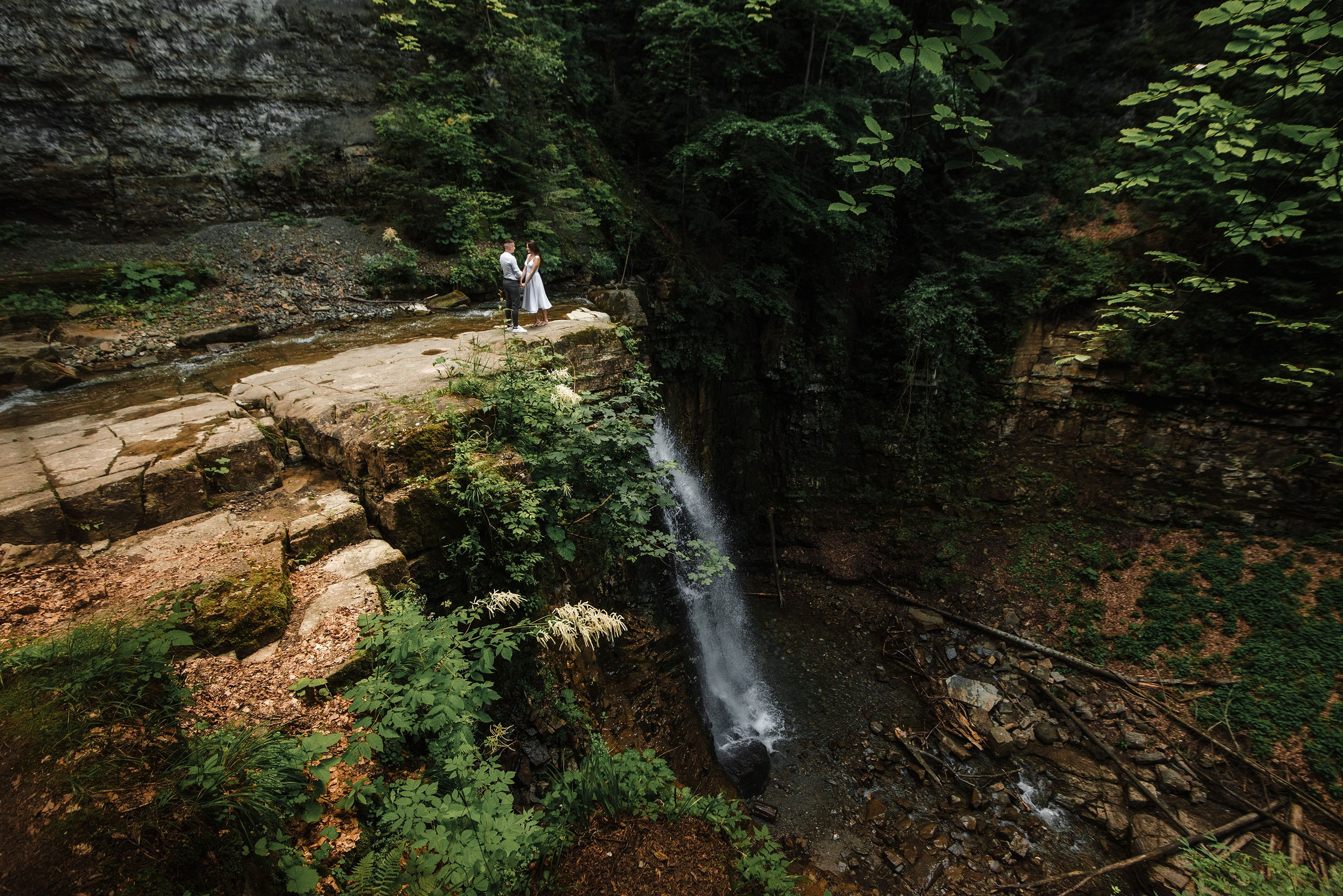 Вася та Оля дозйомка Манявський водоспад. Весільний та портретний фотограф Кизим Арсен