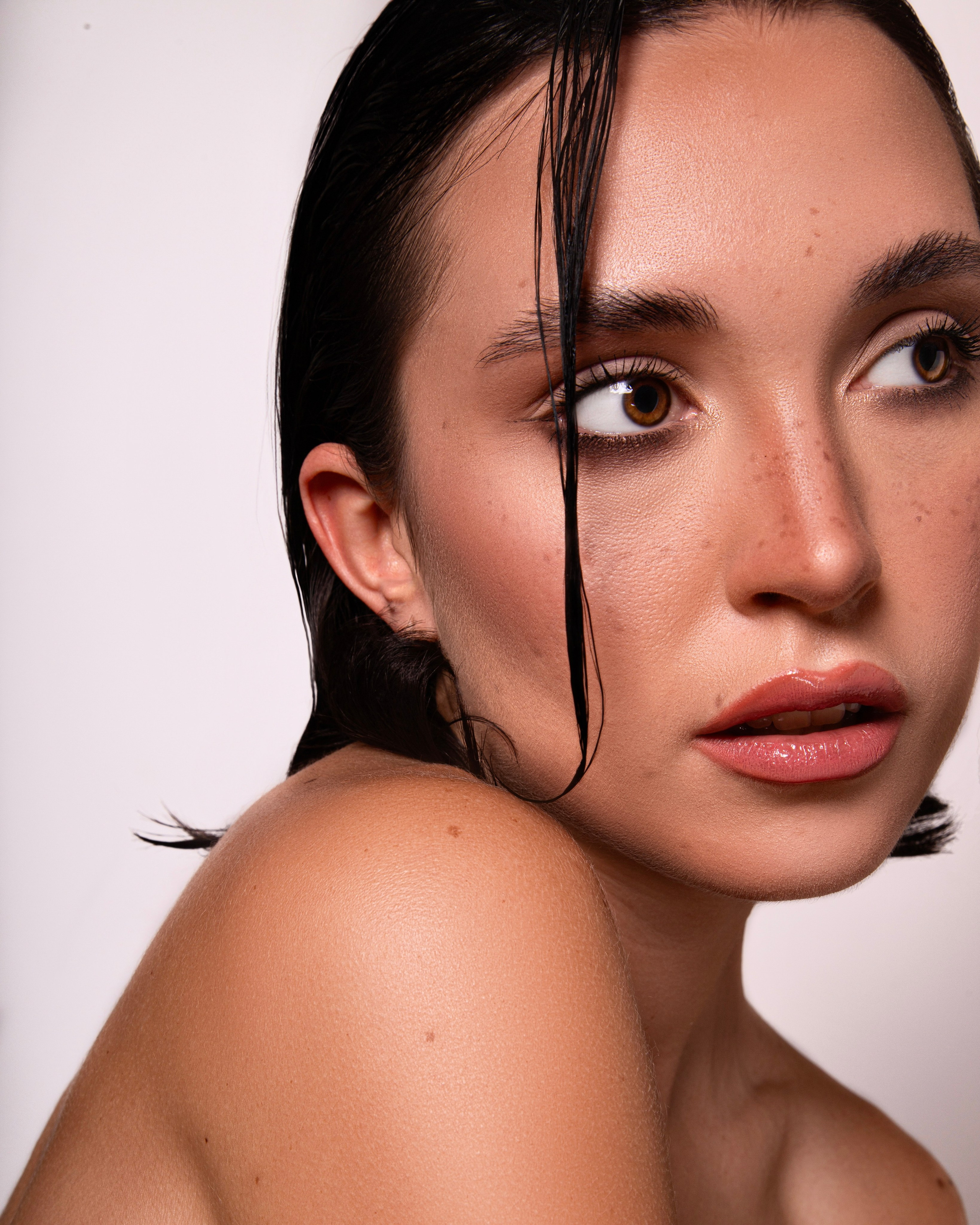 Глубокая ретушь. Аяна Крапивкина — профессиональная ретушь и AI-визуал