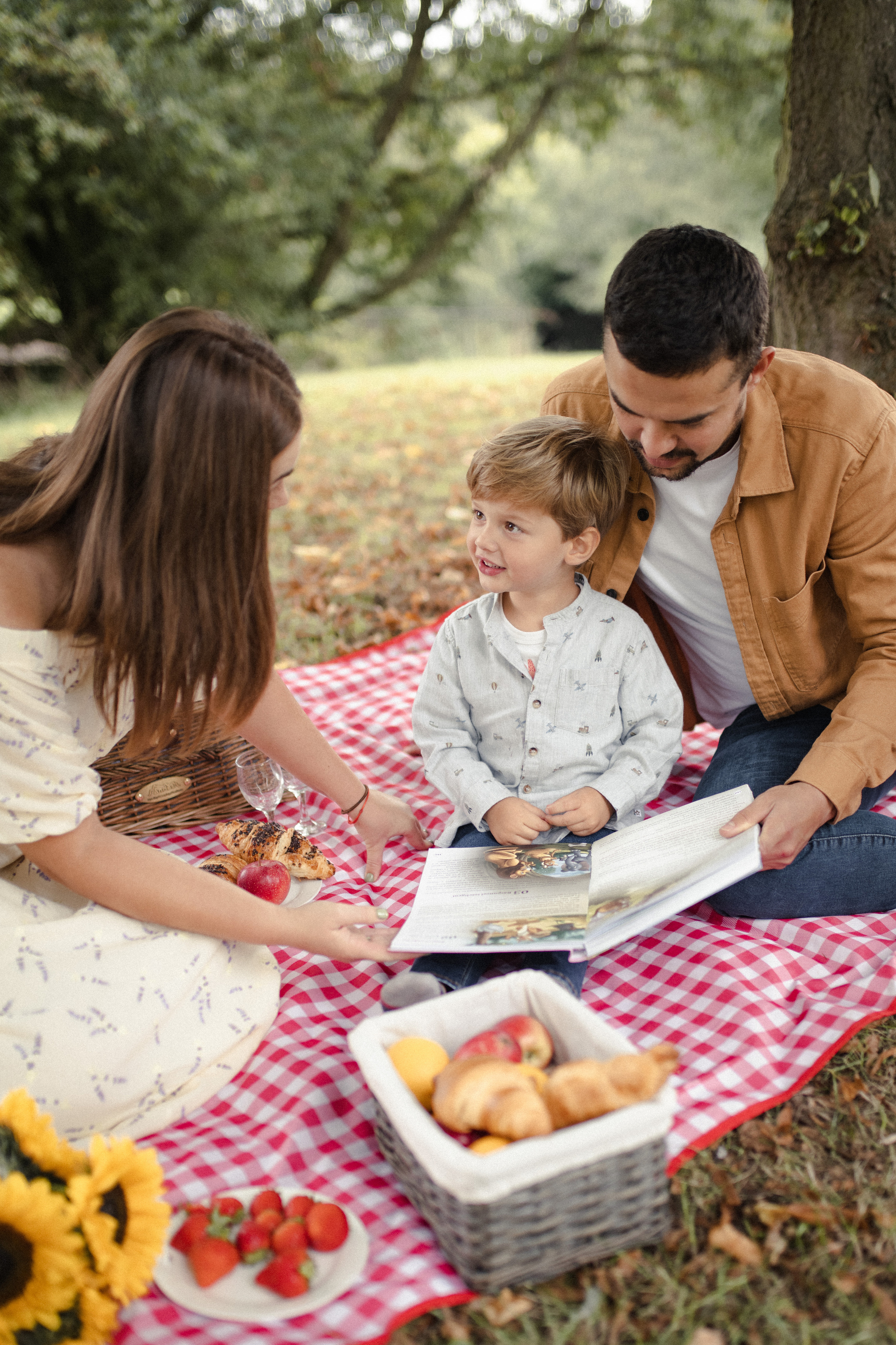 Family picnic photoshoot. Tania Gandrabur, photographer in West Midlands, England