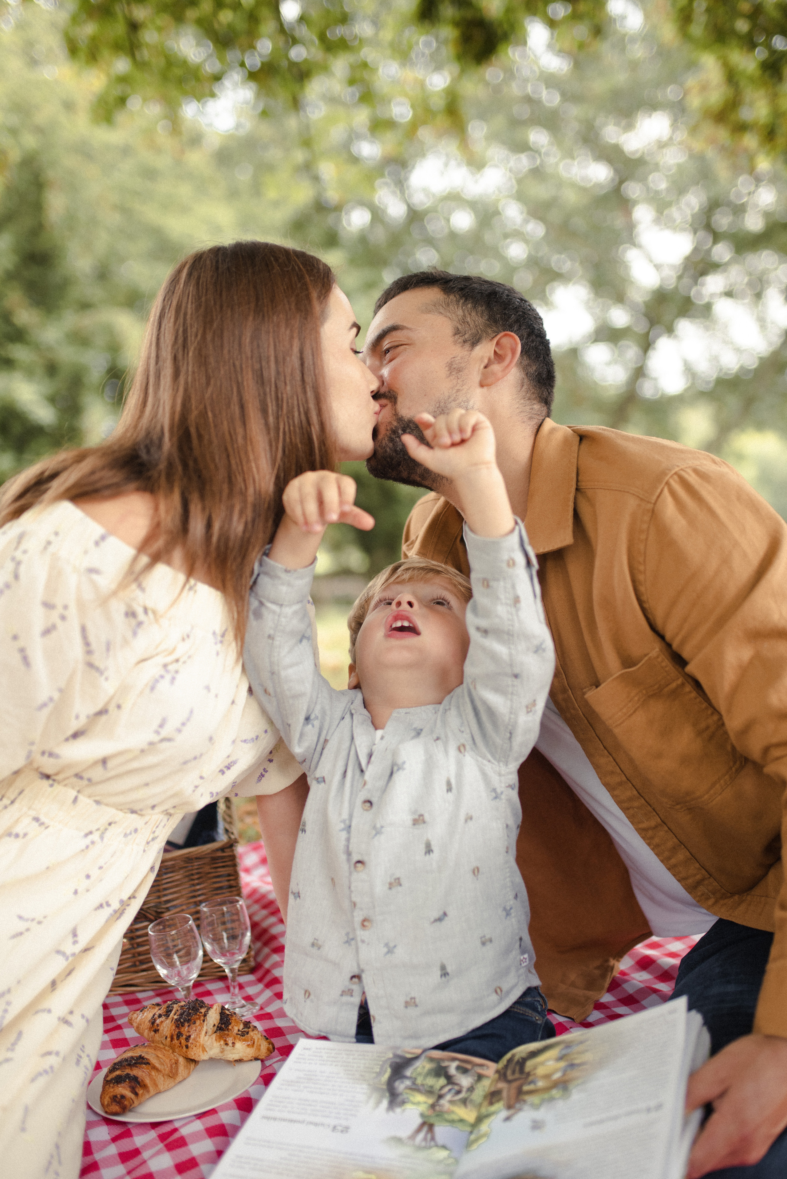 Family picnic photoshoot. Tania Gandrabur, photographer in West Midlands, England