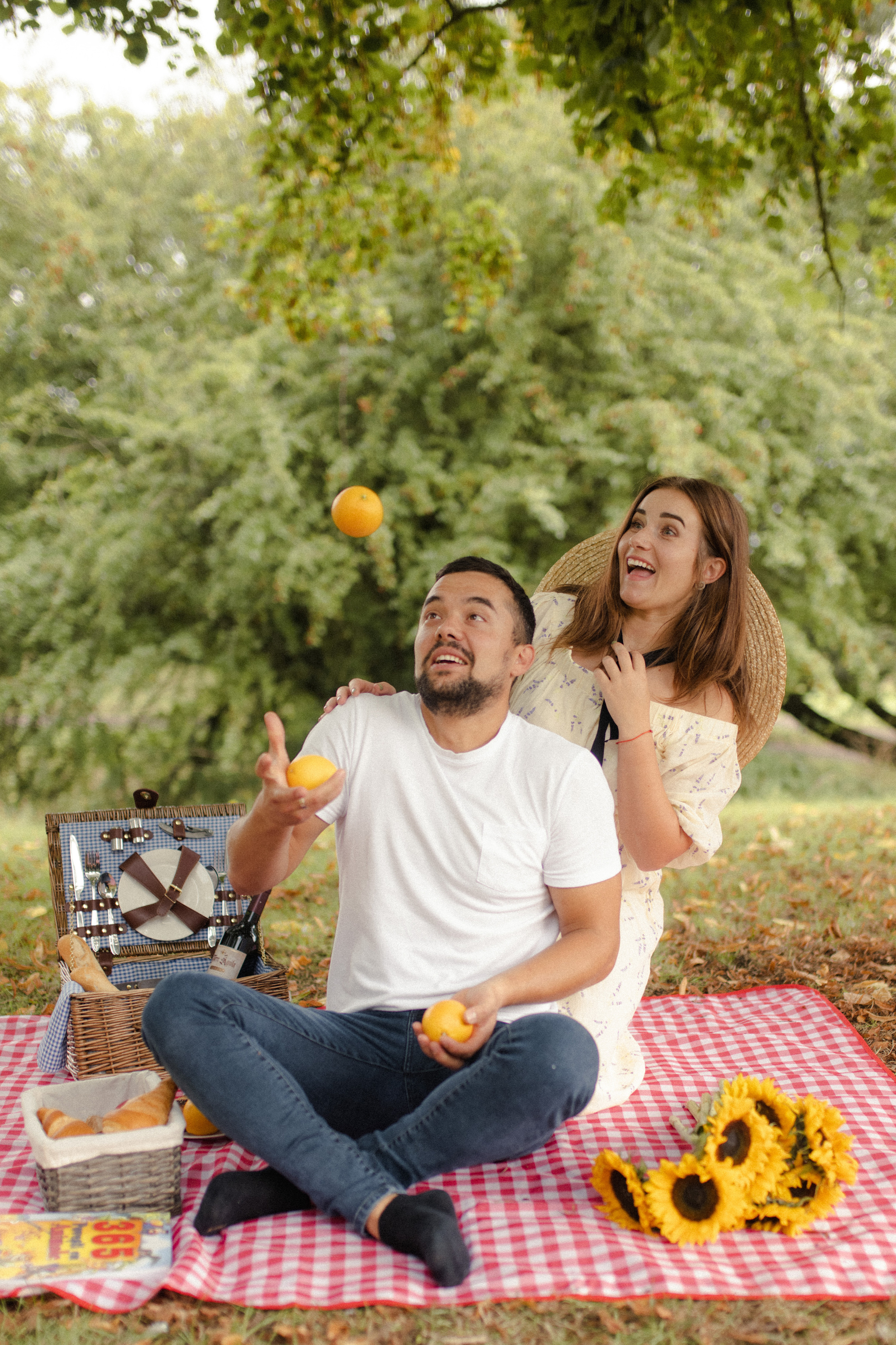 Family picnic photoshoot. Tania Gandrabur, photographer in West Midlands, England