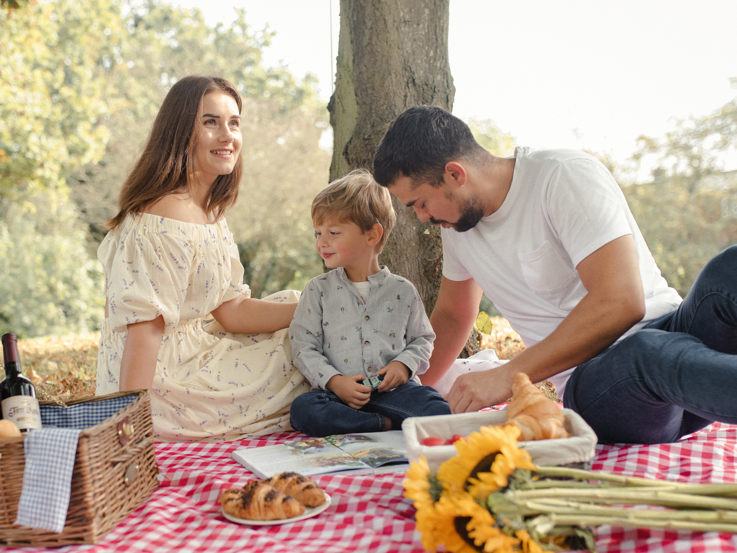 Family picnic photoshoot. Tania Gandrabur, photographer in West Midlands, England