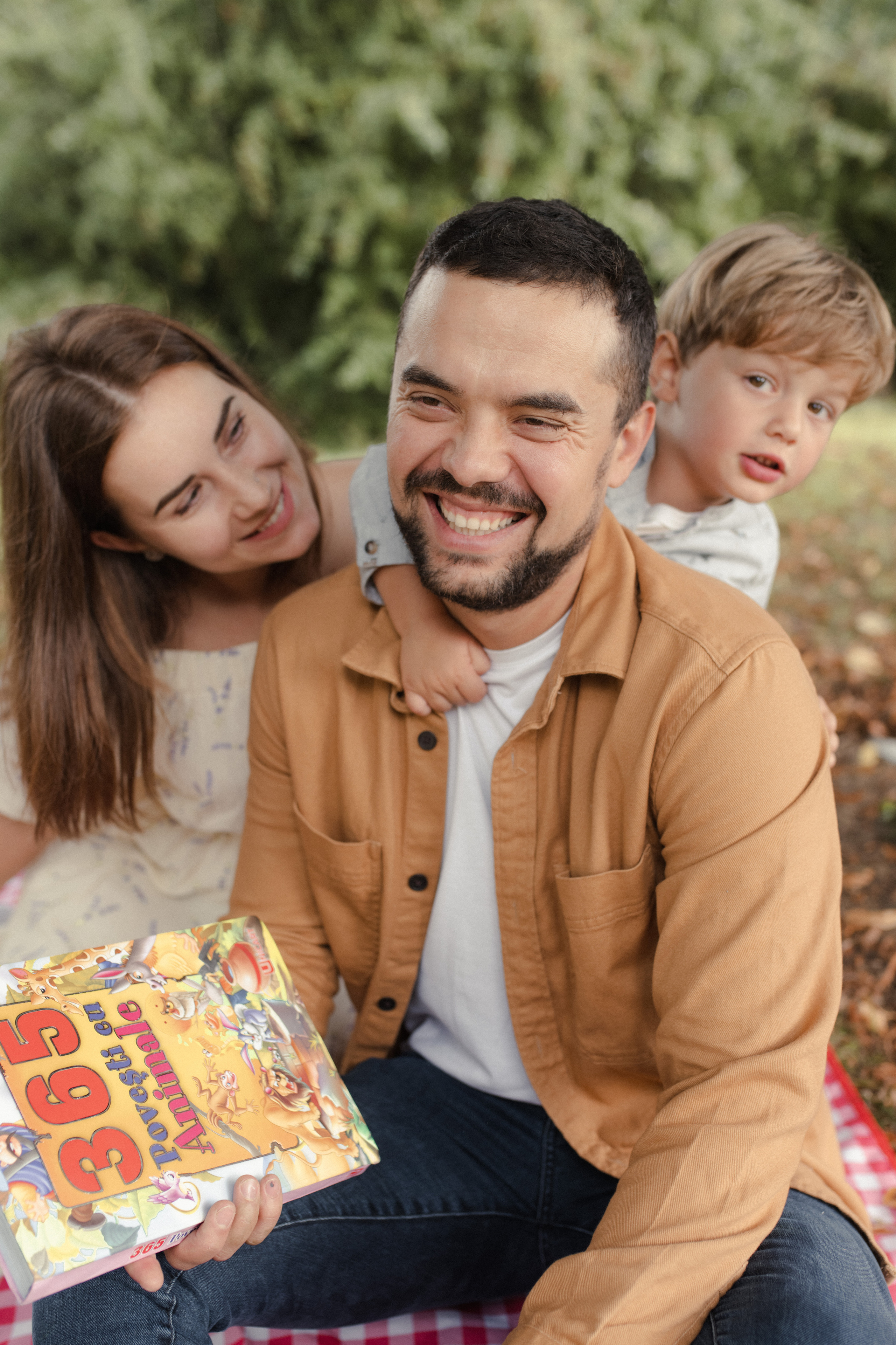 Family picnic photoshoot. Tania Gandrabur, photographer in West Midlands, England