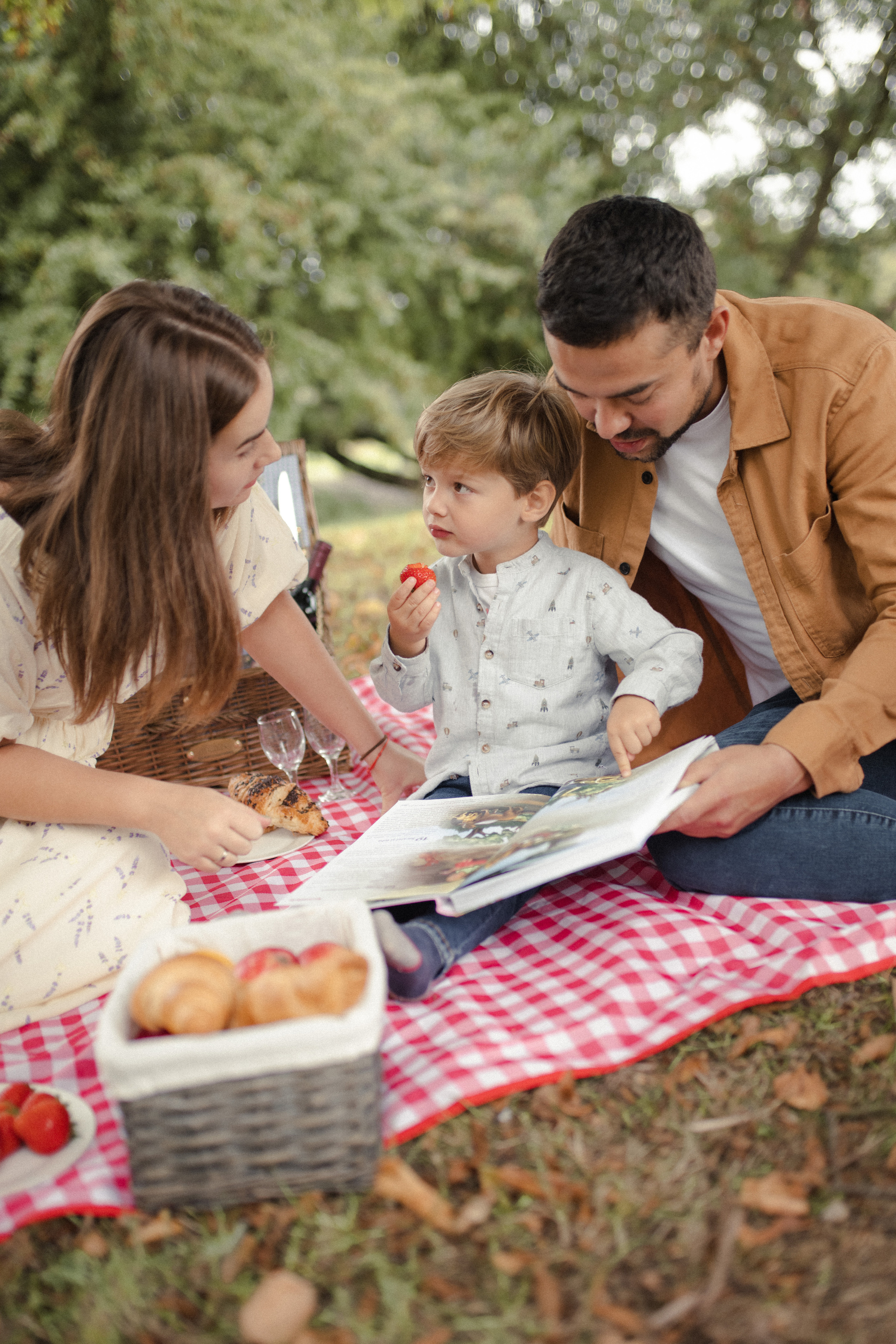 Family picnic photoshoot. Tania Gandrabur, photographer in West Midlands, England