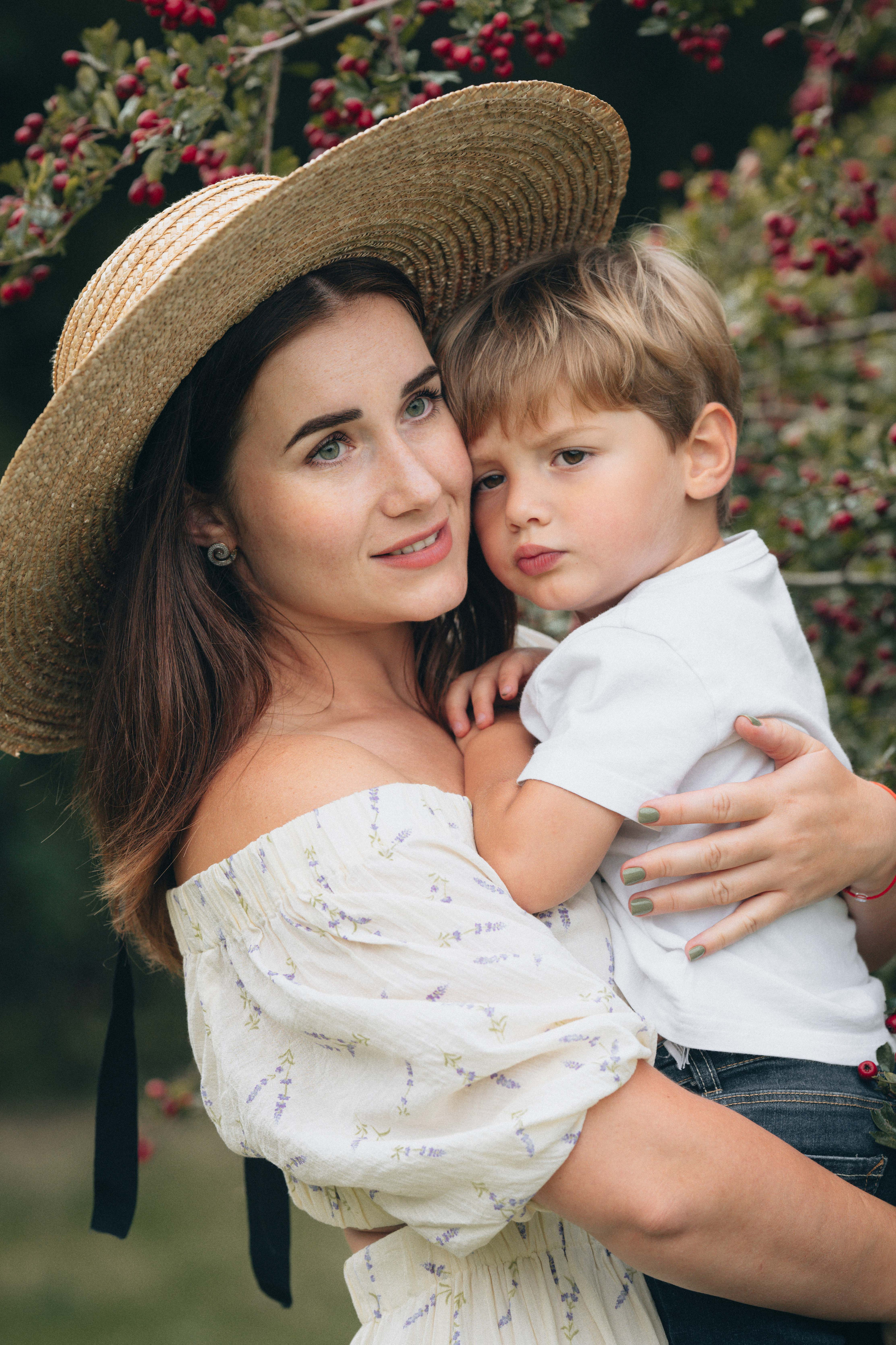 Family picnic photoshoot. Tania Gandrabur, photographer in West Midlands, England