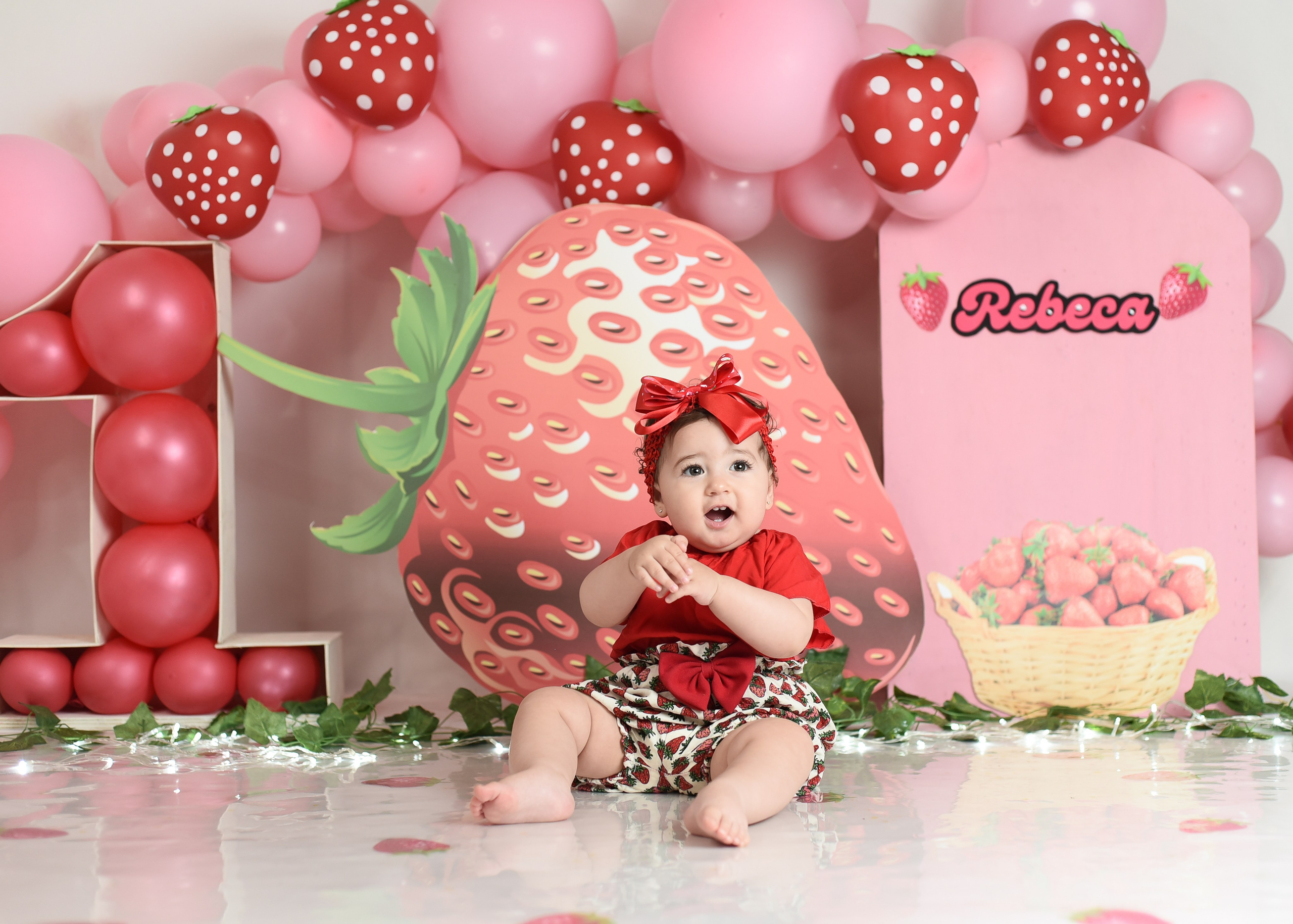 Sesión 1er año de Rebeca. Temática: Frutillita + Mini Sesión Navideña. Fotografo de casamiento en misiones y fotógrafo de familia  Posadas