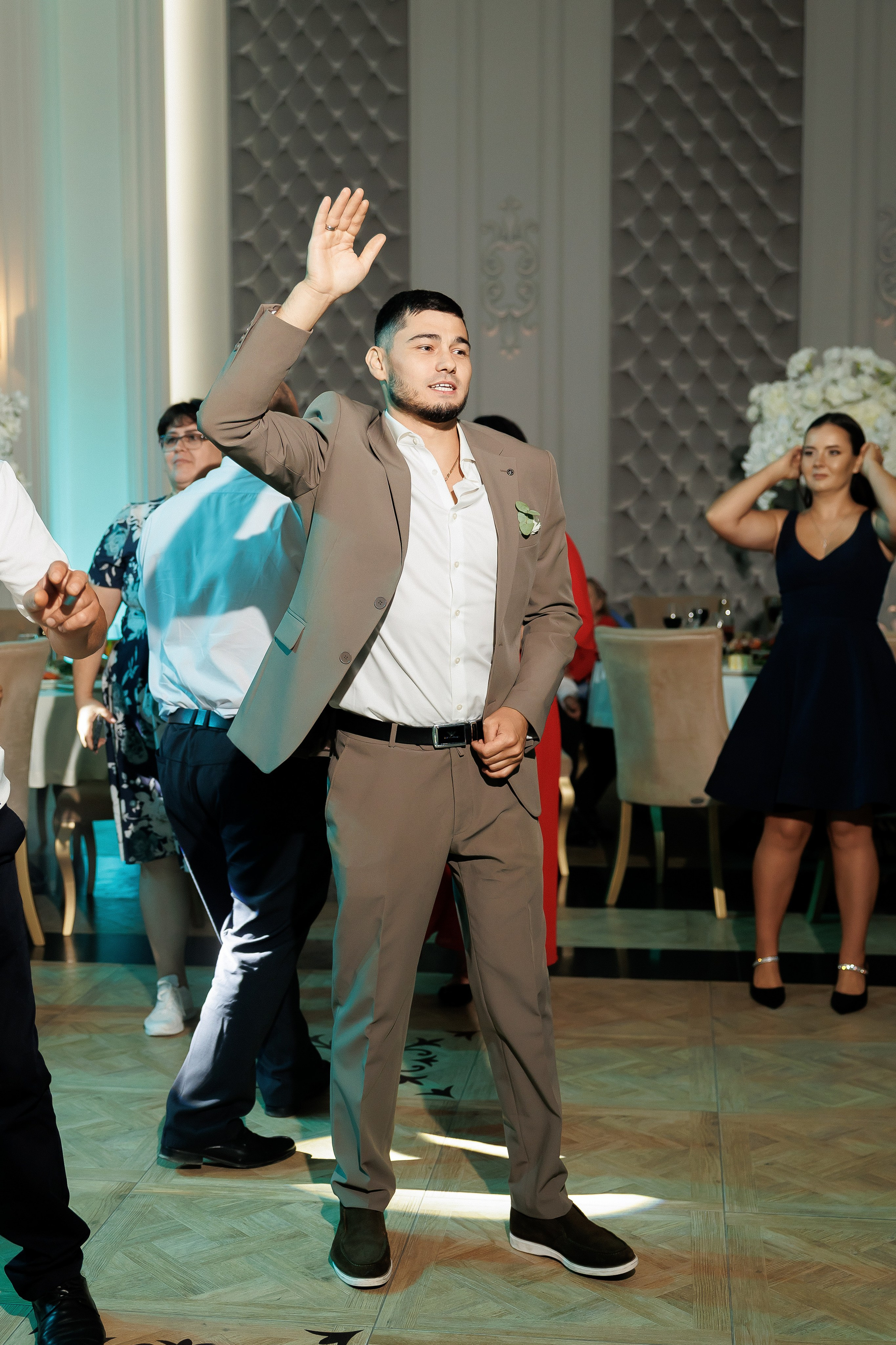 Eugen & Livia — Grand Elysee — Wedding Day. Servicii Foto și Video 067188353