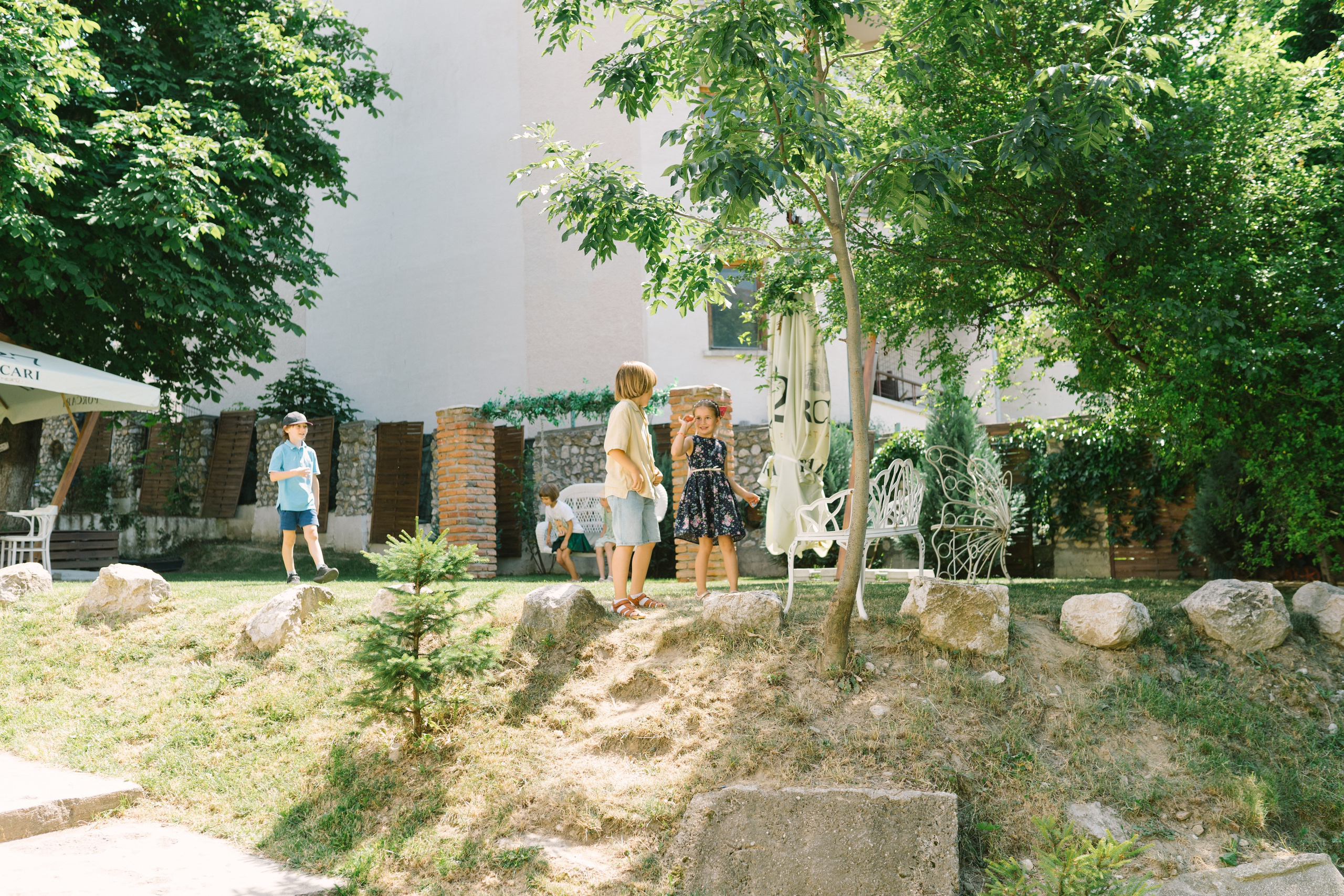 Fotografie de Eveniment Brașov: Povești Vizuale | Mădălina Beda. Madalina Beda- Artist vizual, fotograf, doula la nastere, consultant babywearing Brasov si in toata tara