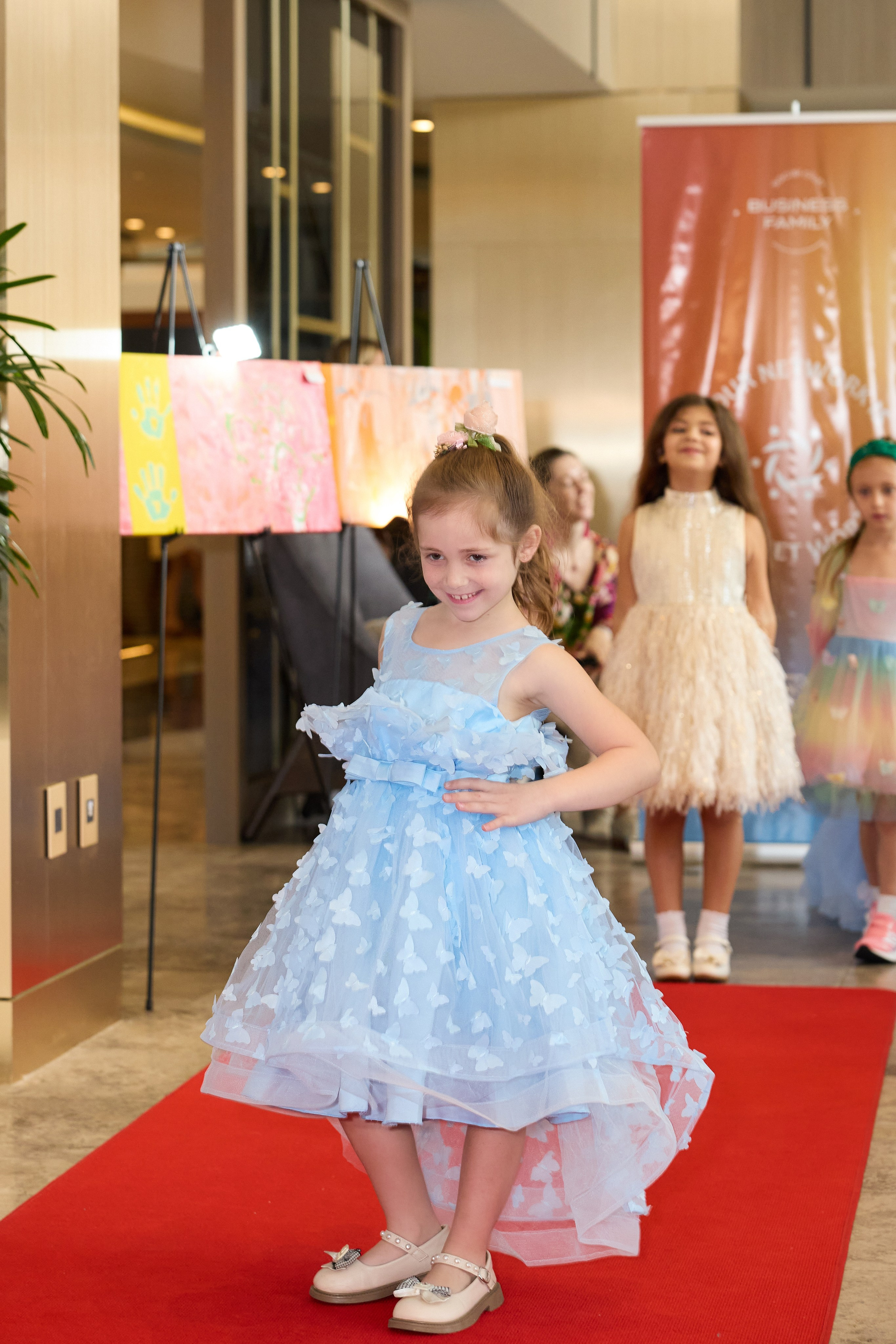 Авторская благотворительная художественная выставка Дианы Бортник. Фотограф Юлия Маковеева