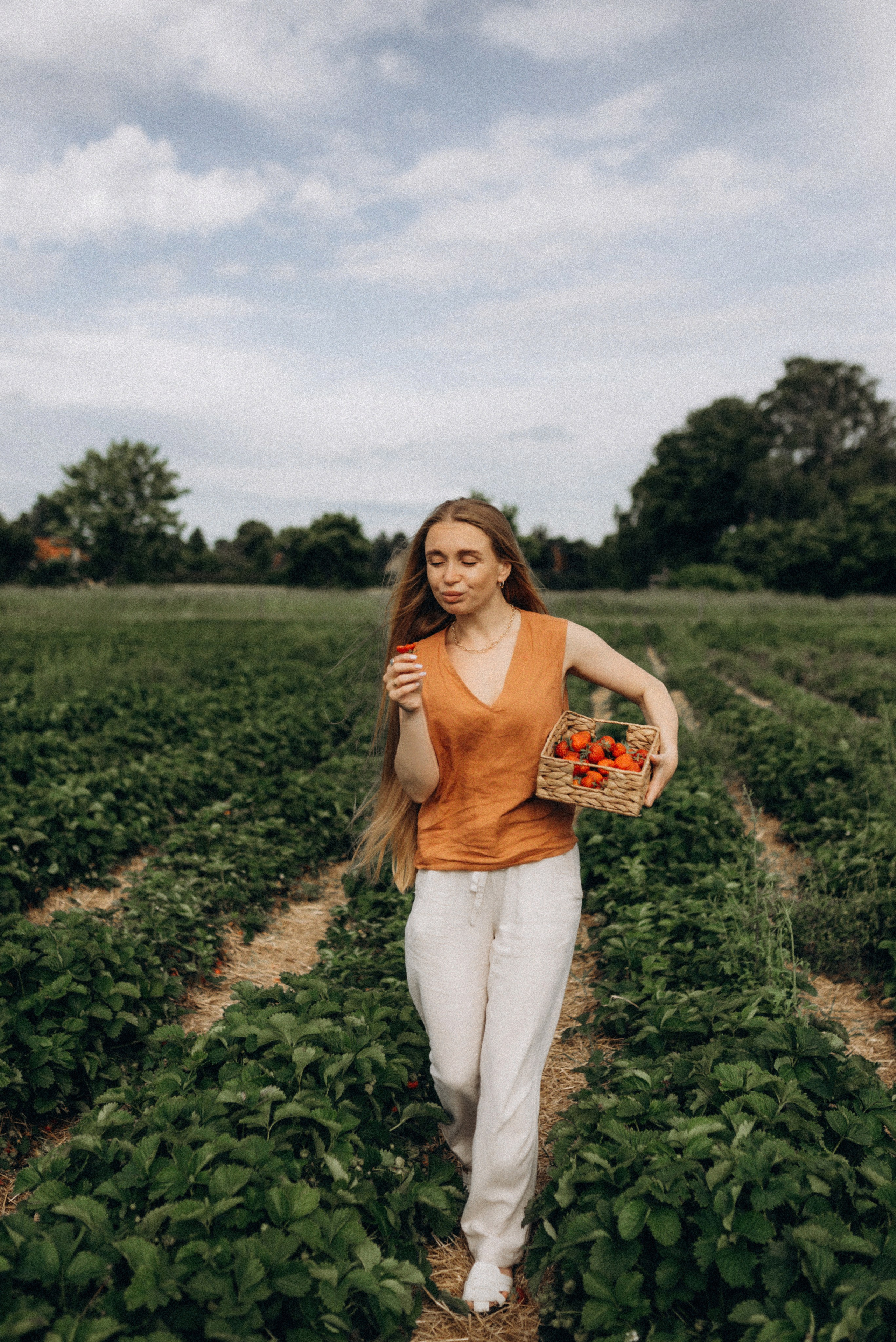 Семейная фотосессия в клубнике. Семейный фотограф Лейпциг, Германия