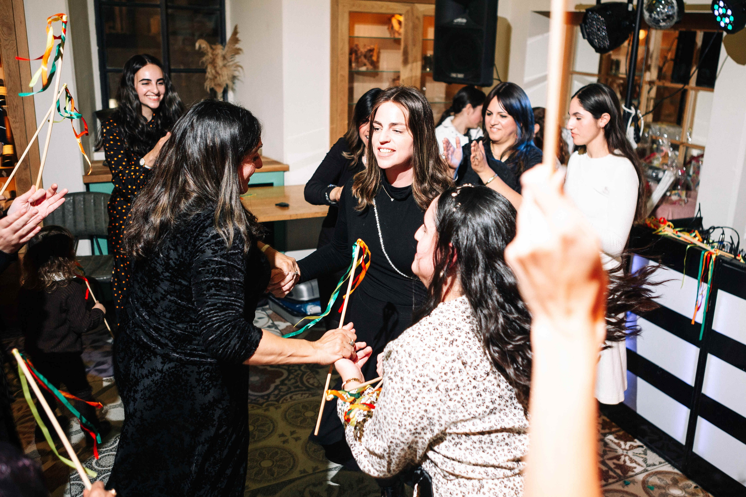 PARTY IN A RESTAURANT WITH THE WHOLE FAMILY. Https://shi-photo.com/