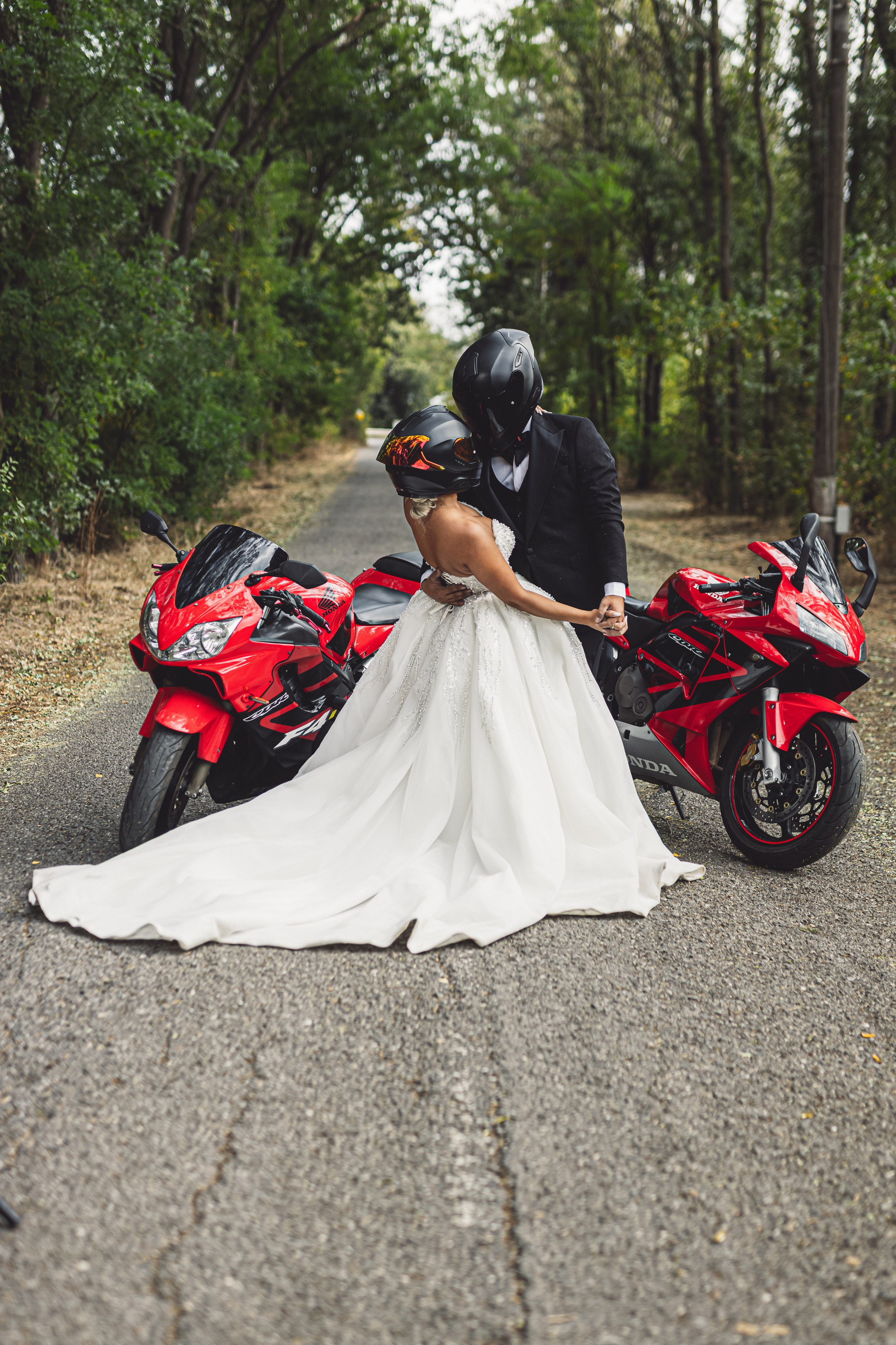 Trash the Dress cu motocicliști — ședință foto de poveste. Lucian Dedeu — Fotograf de nuntă și eveniment