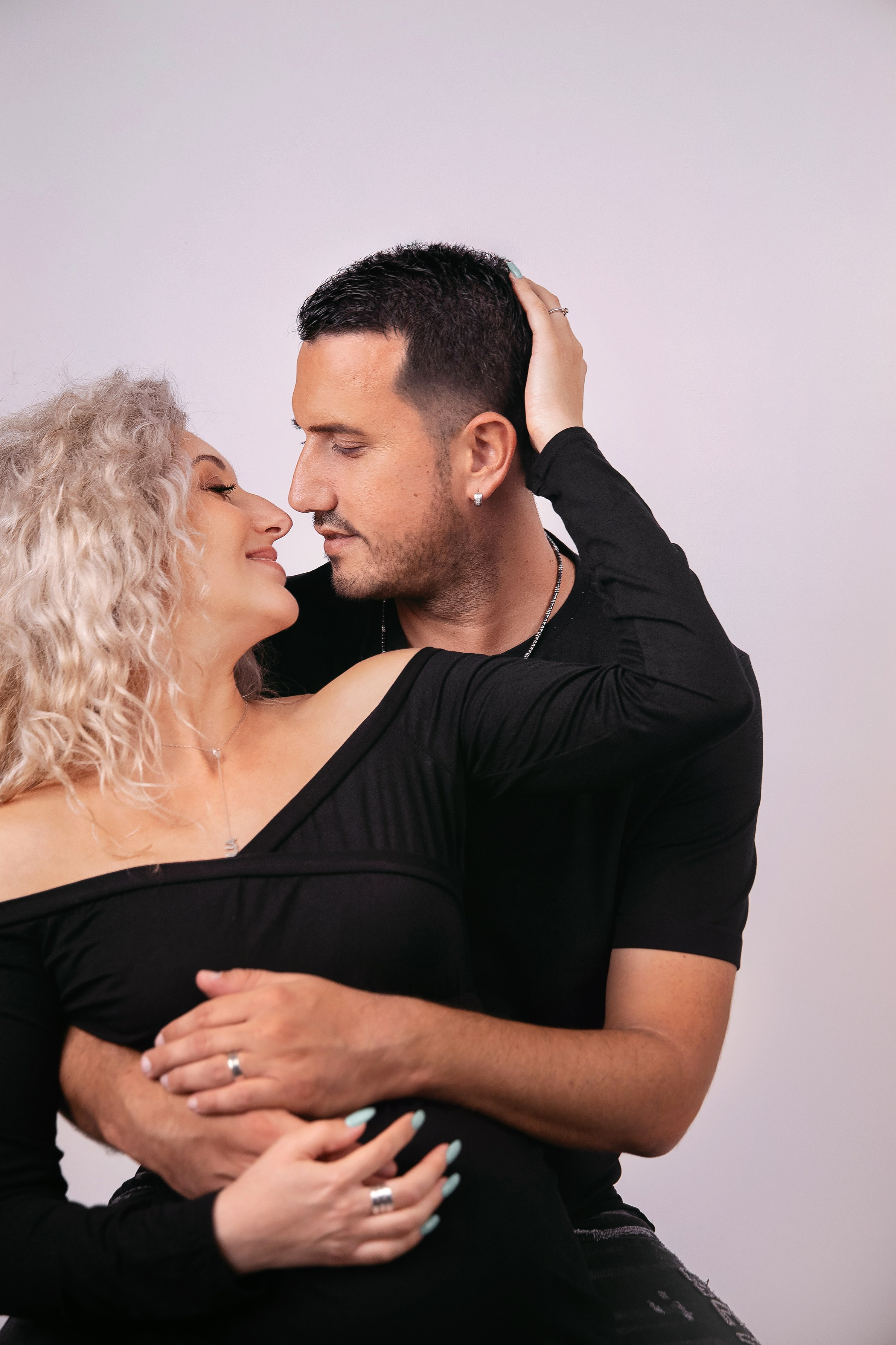 Studio pregnancy photoshooting for Alina and Michael. Home