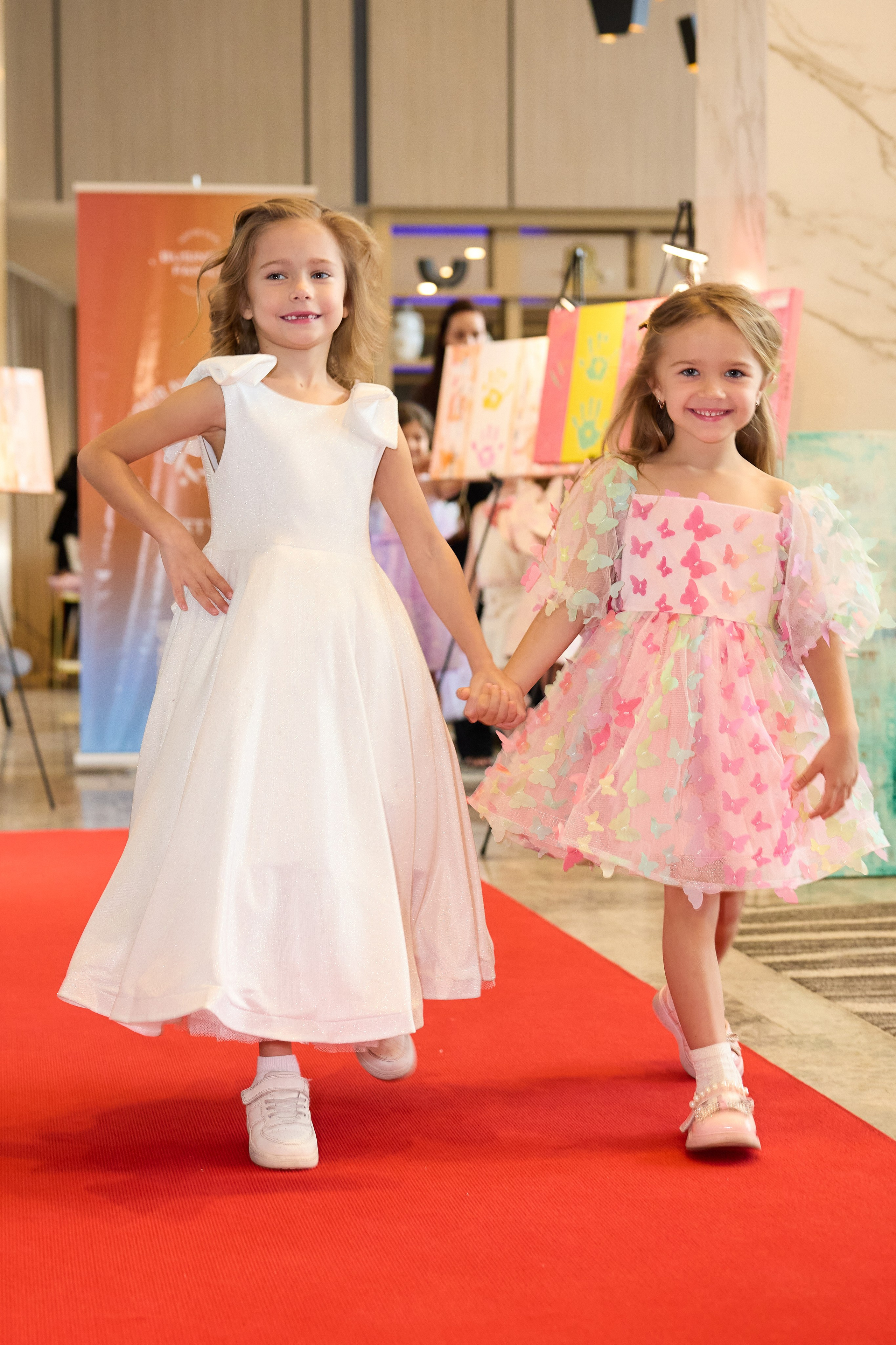 Авторская благотворительная художественная выставка Дианы Бортник. Фотограф Юлия Маковеева