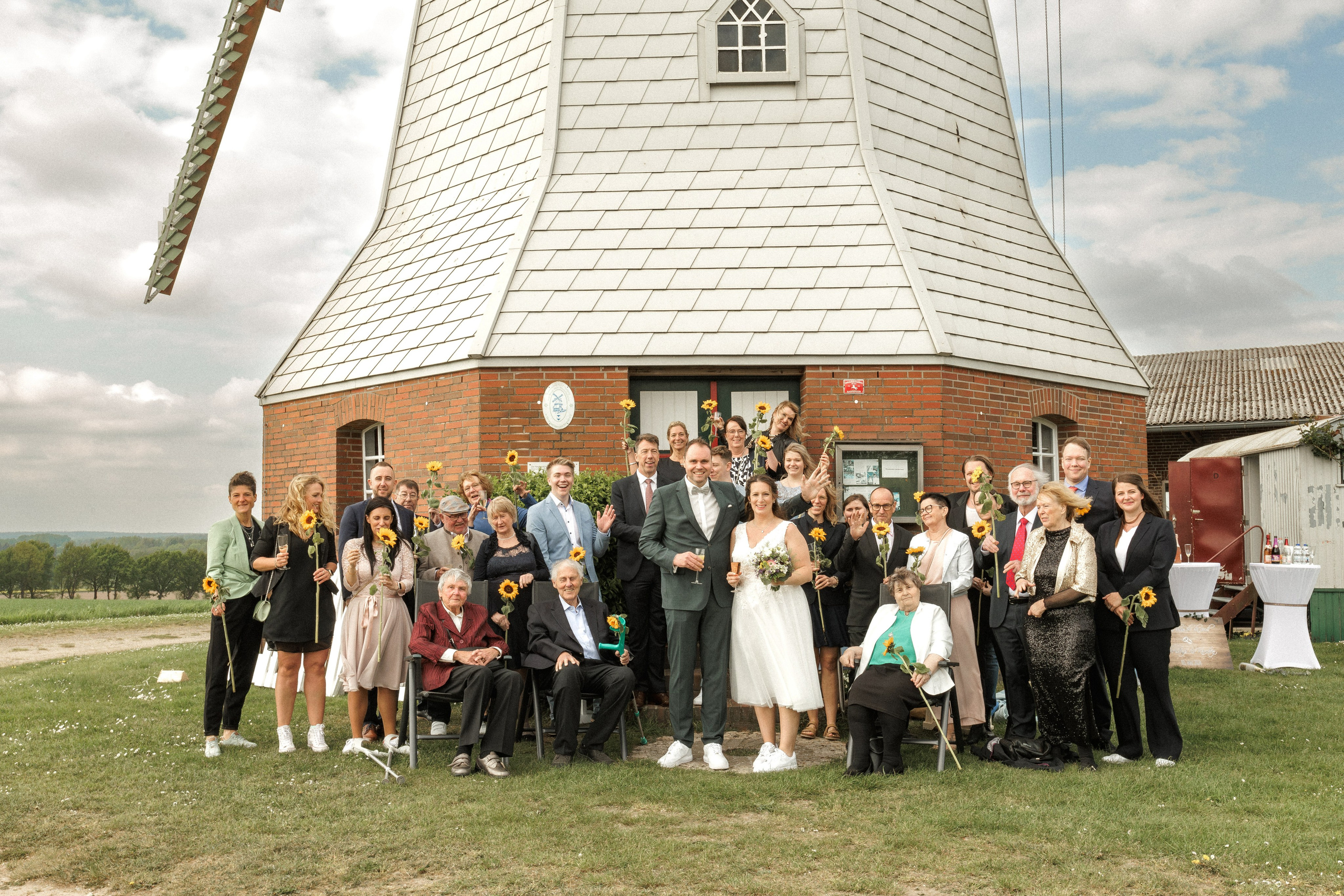 Hochzeitsfotografie an der Windmühle Eyendorf | Historische Romantik in Niedersachsen. Hochzeitsfotograf und Hochzeitsvideograf aus Hamburg | Roka21Film
