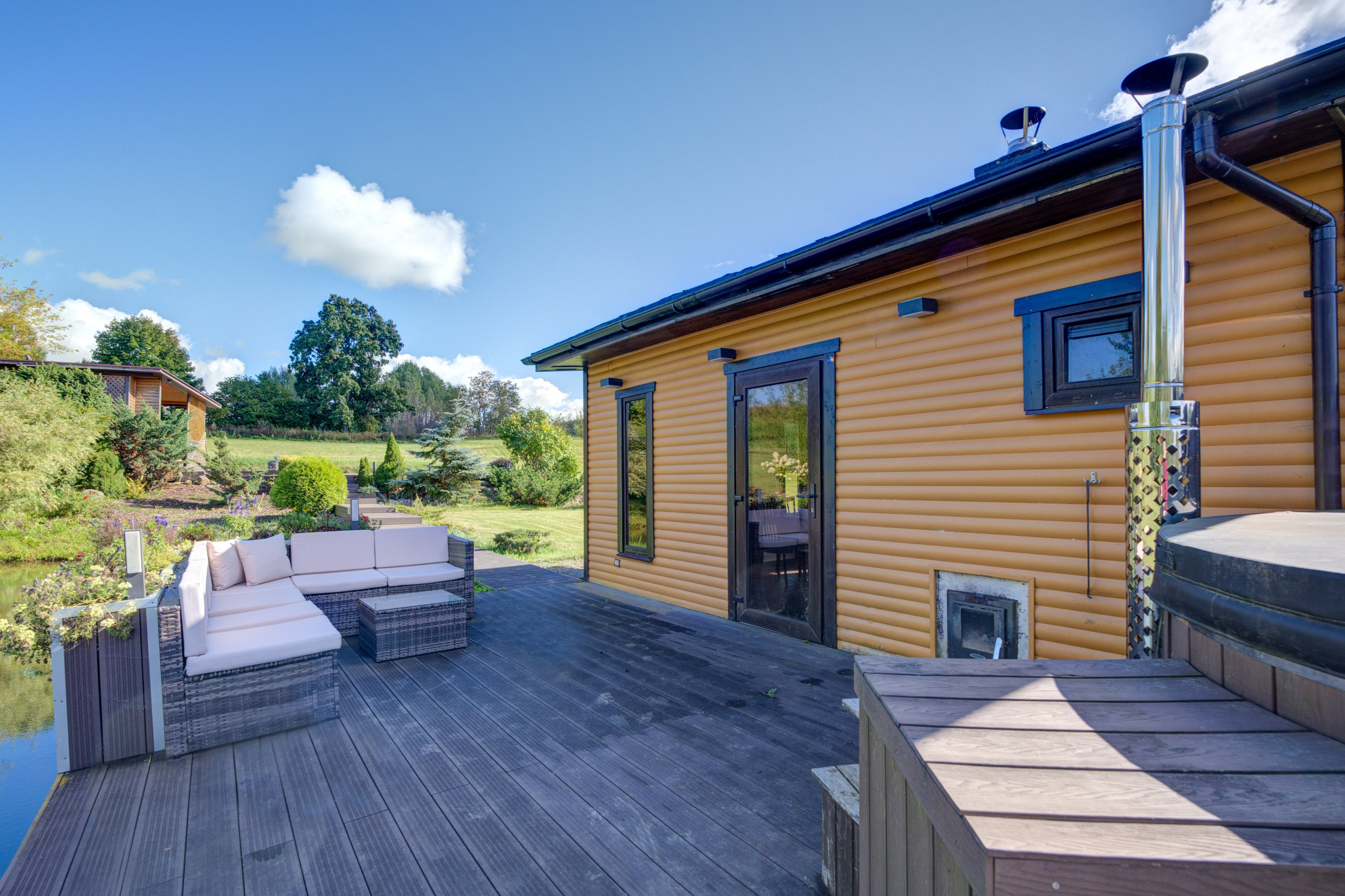 Sadyba Vinliaus r. prie ežero. Elina Sapiega fotografė Vilniuje