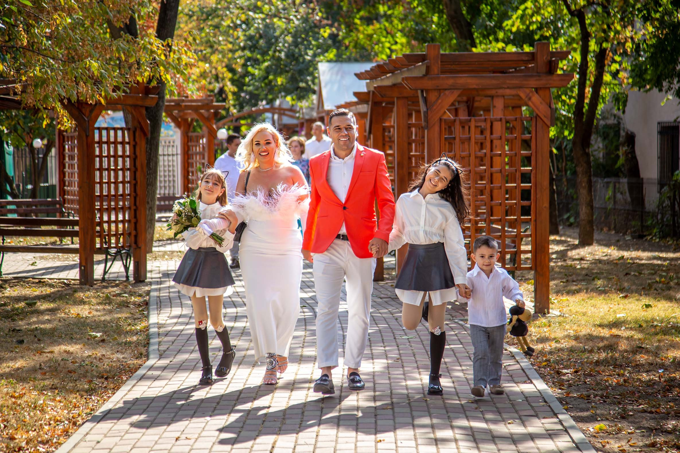 Mirii plecând împreună cu trei copii - Moment vesel și familial la nuntă București