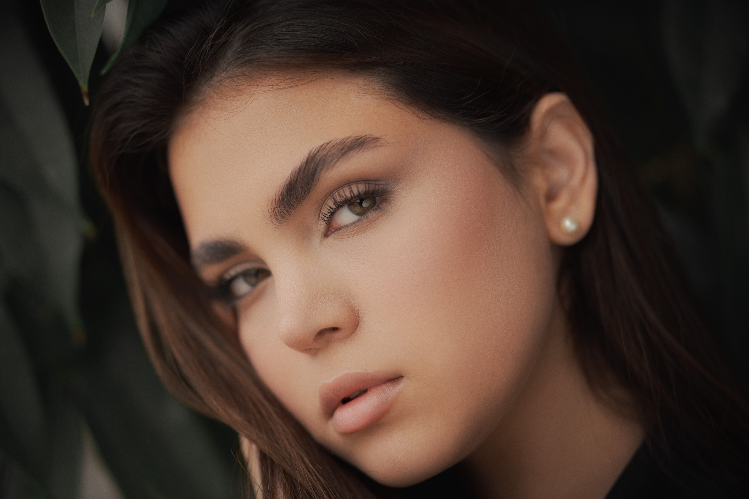 Elegant female portrait photography by Mehran Hadad featuring natural beauty, soft lighting, shallow depth of field, and realistic skin tones.