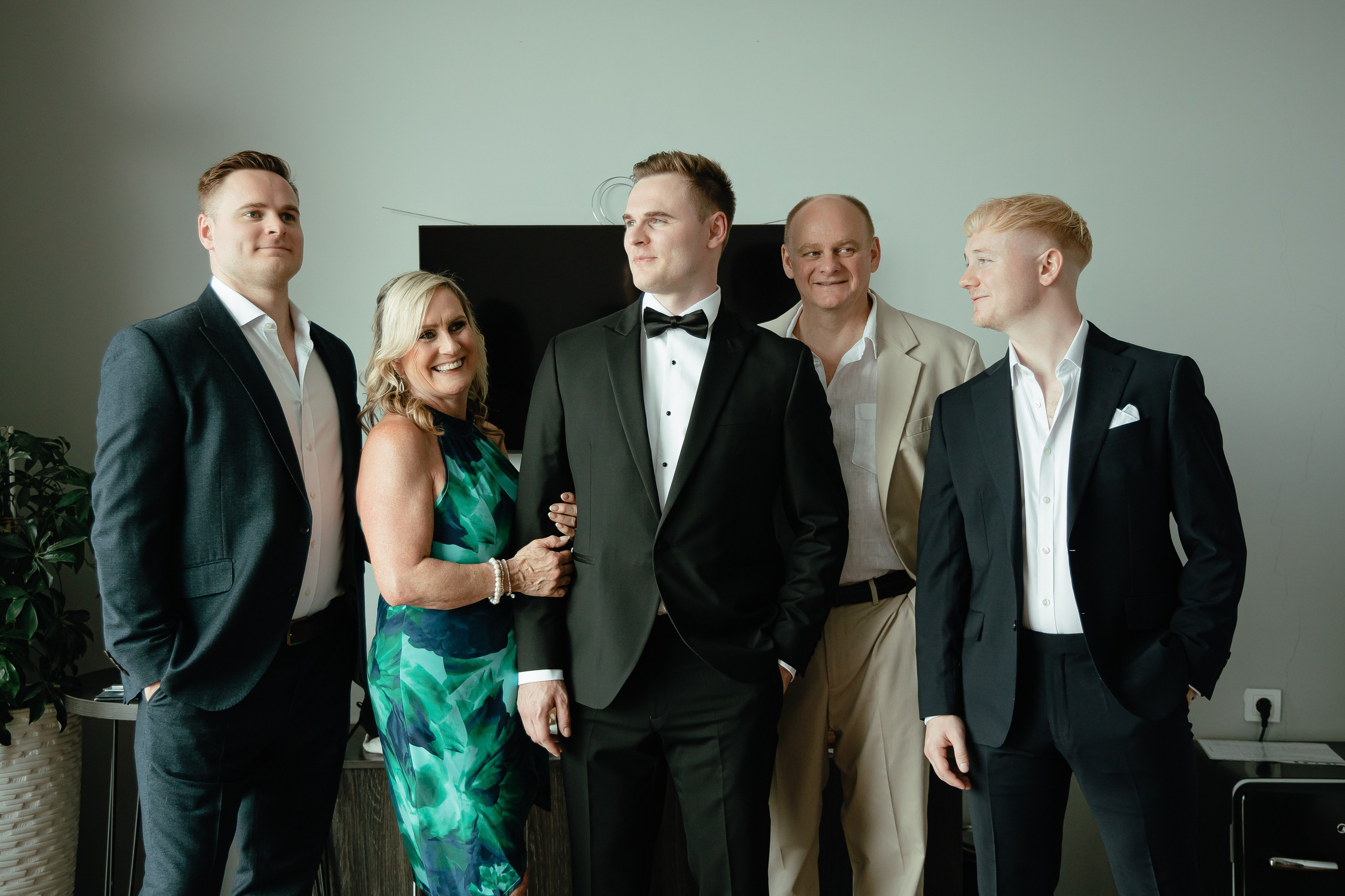 Thomas & Suyumbika. Главная