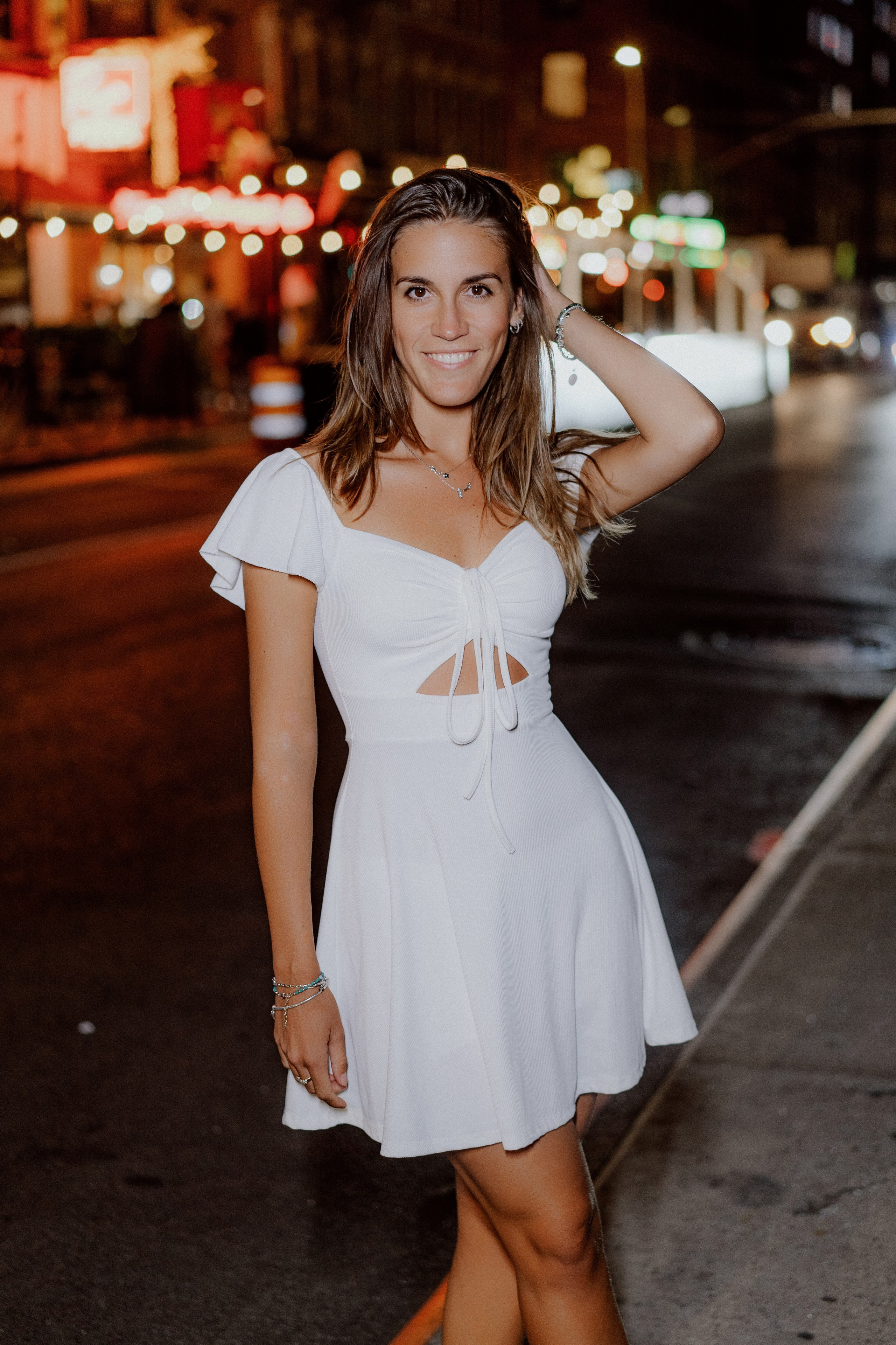 Couple in the night city. Videographer and photographer in New York // MAKAROV.VIDEO