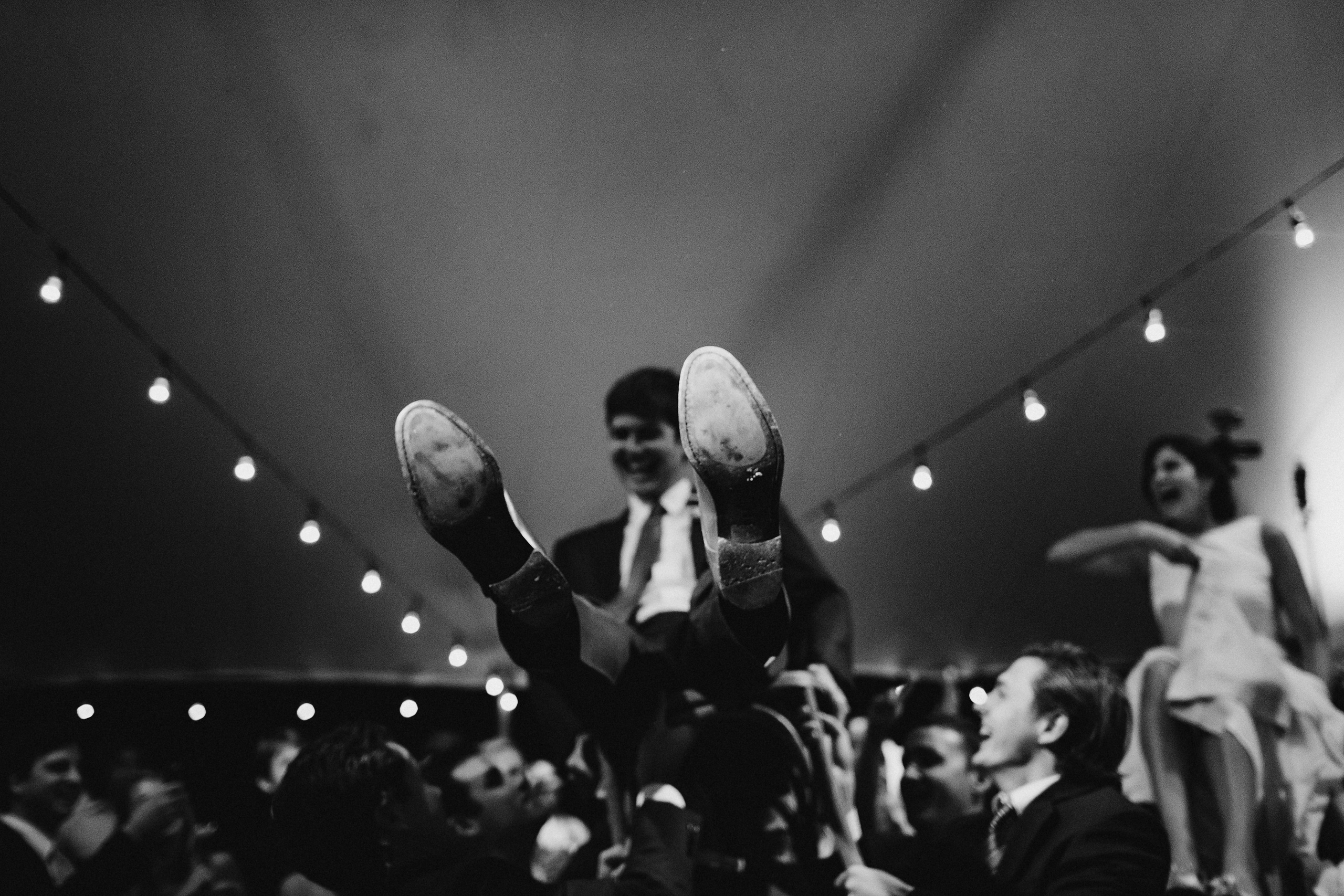 Фотограф в Ирландии Дублин свадьба жених поднимают на стуле улыбка смех фотки топ свадебных фотографов