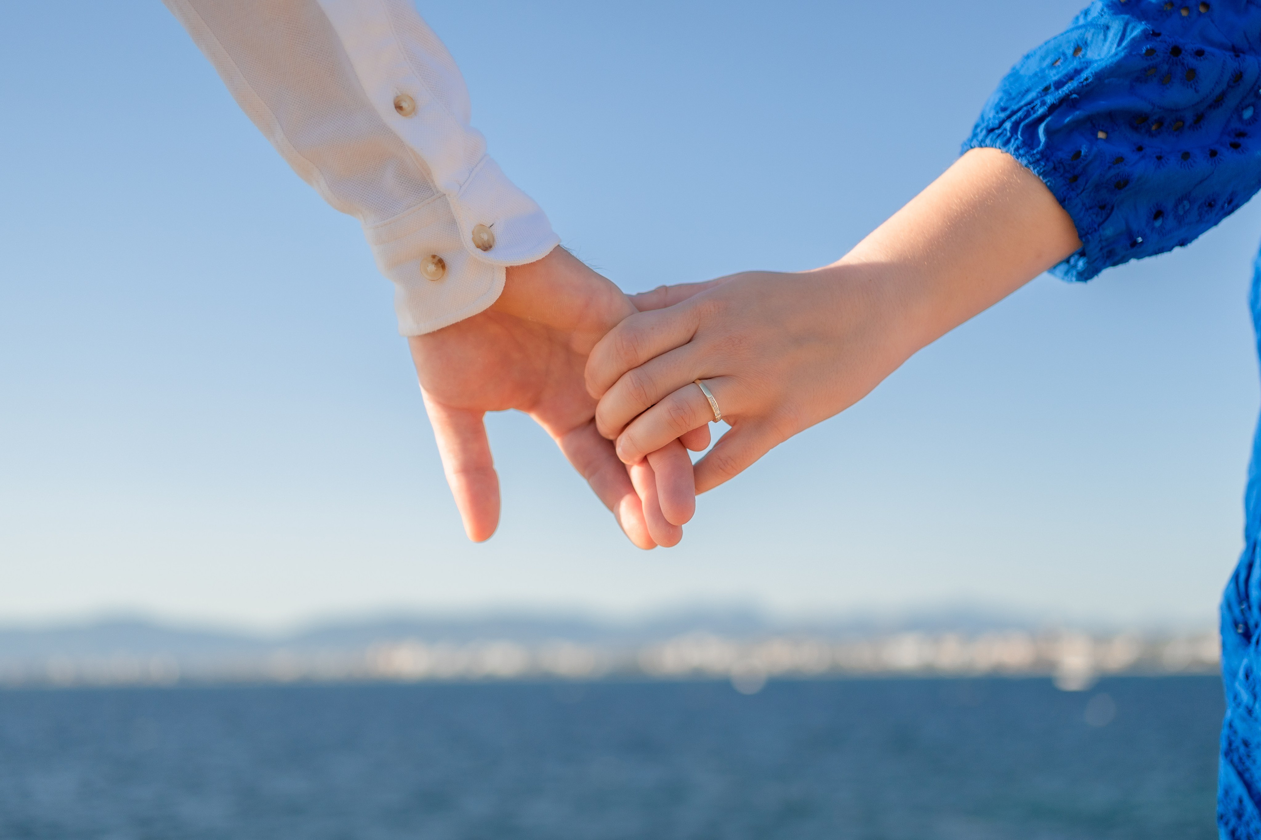 Romantischer Heiratsantrag auf Mallorca – Überraschung am Meer. Deine Fotografin auf Mallorca für Familien und Business