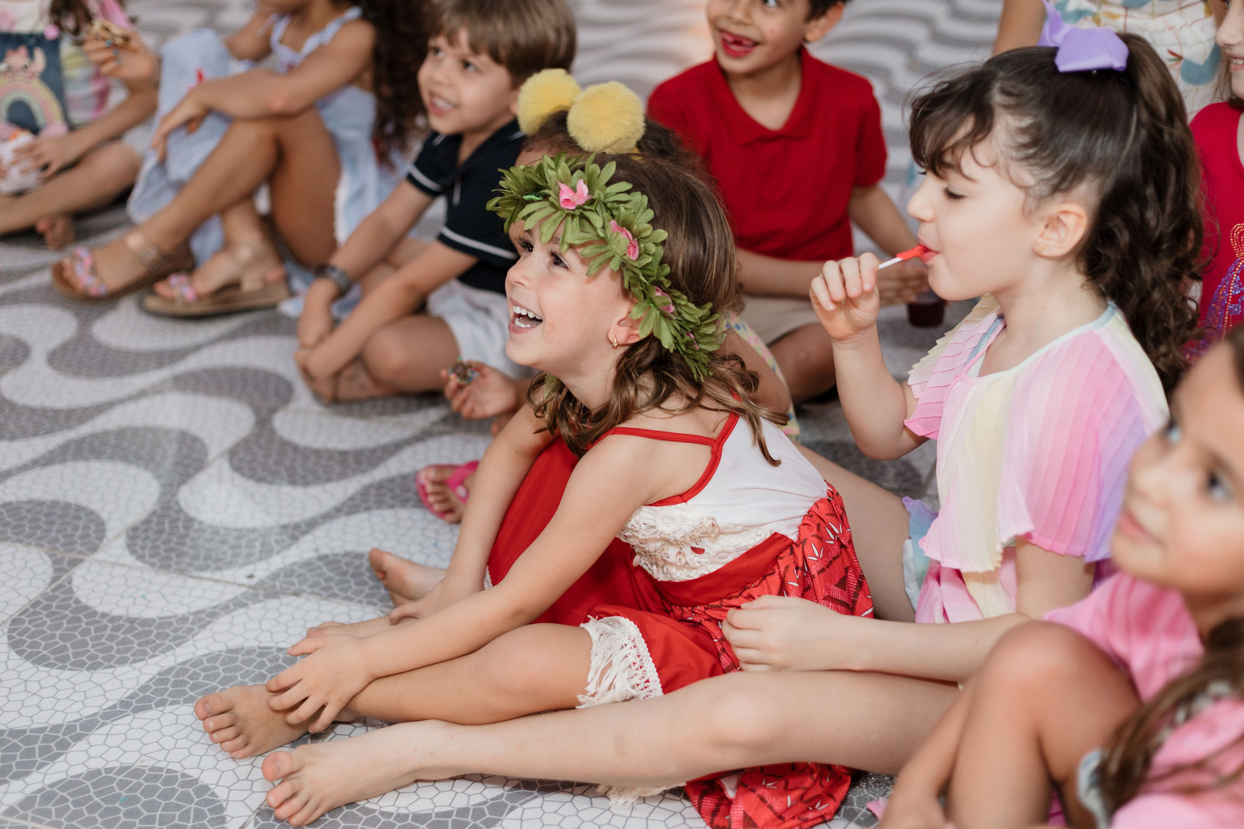 Crianças gargalhando em festa de aniversário ao ar livre