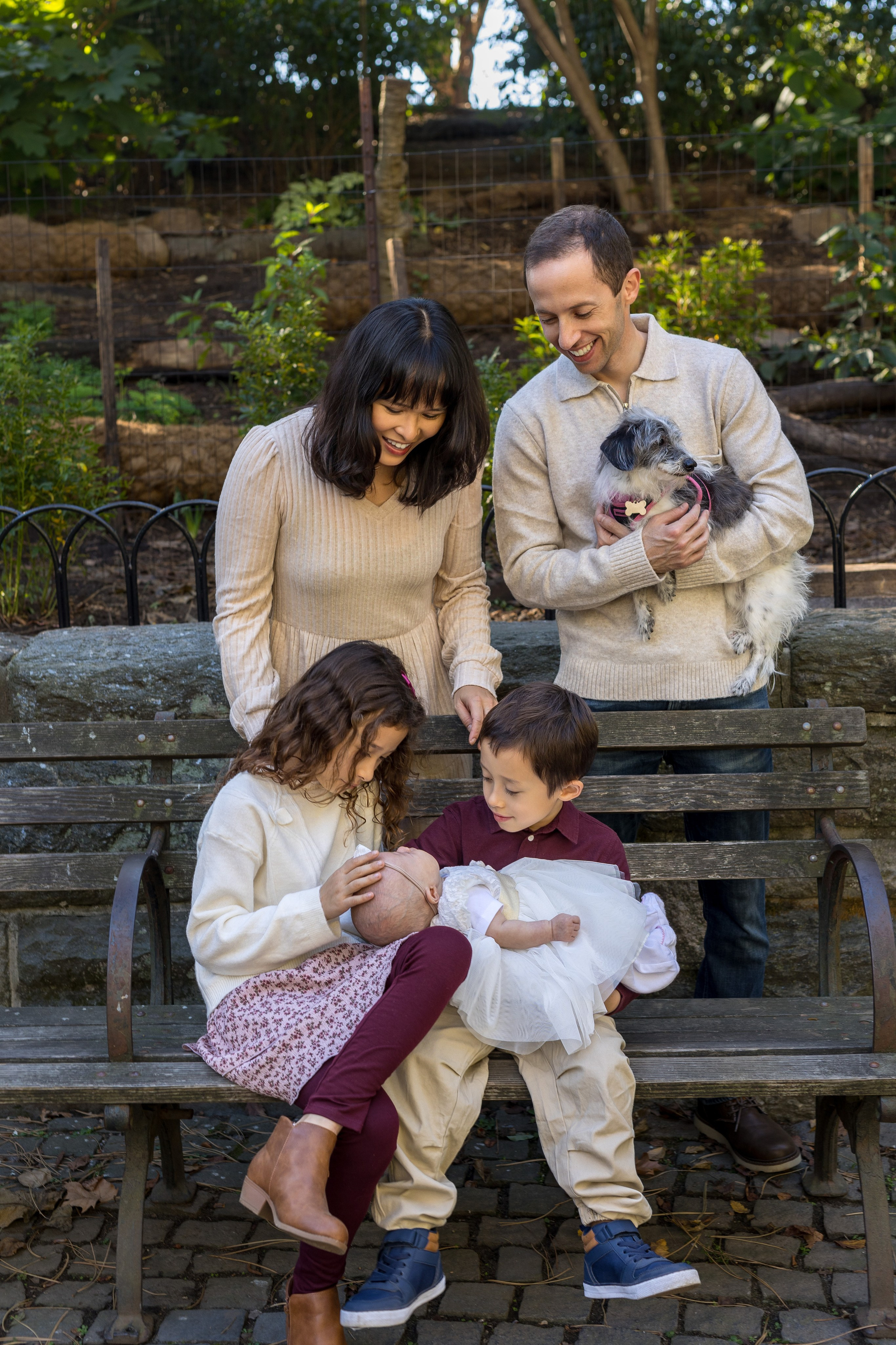 Family photoshoot in Carl Schurz Park. Family, lifestyle, and commercial photography in New York and New Jersey