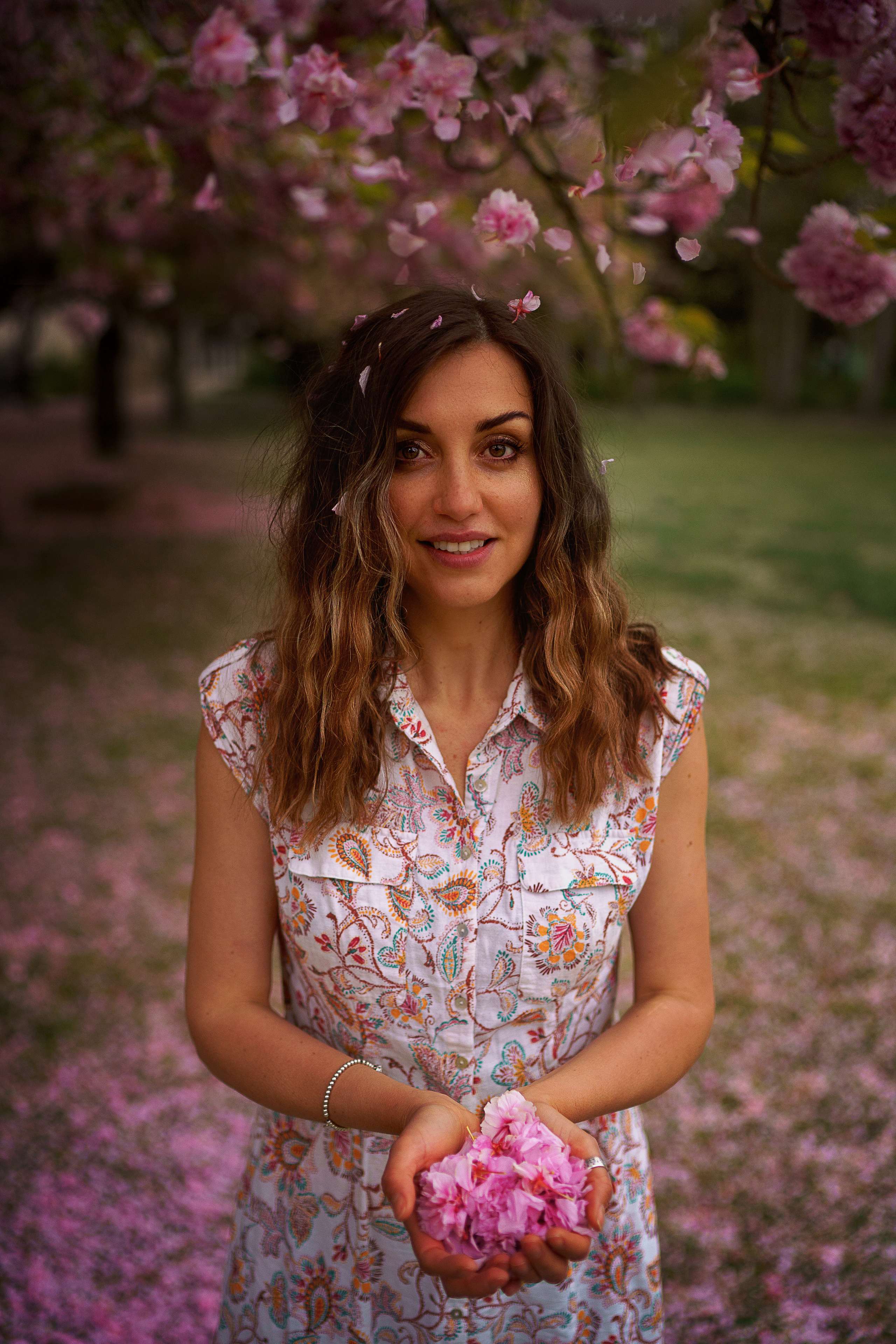Ольга в цветущей сакуре. Семейный, детский и женский фотограф в Германии, Трире