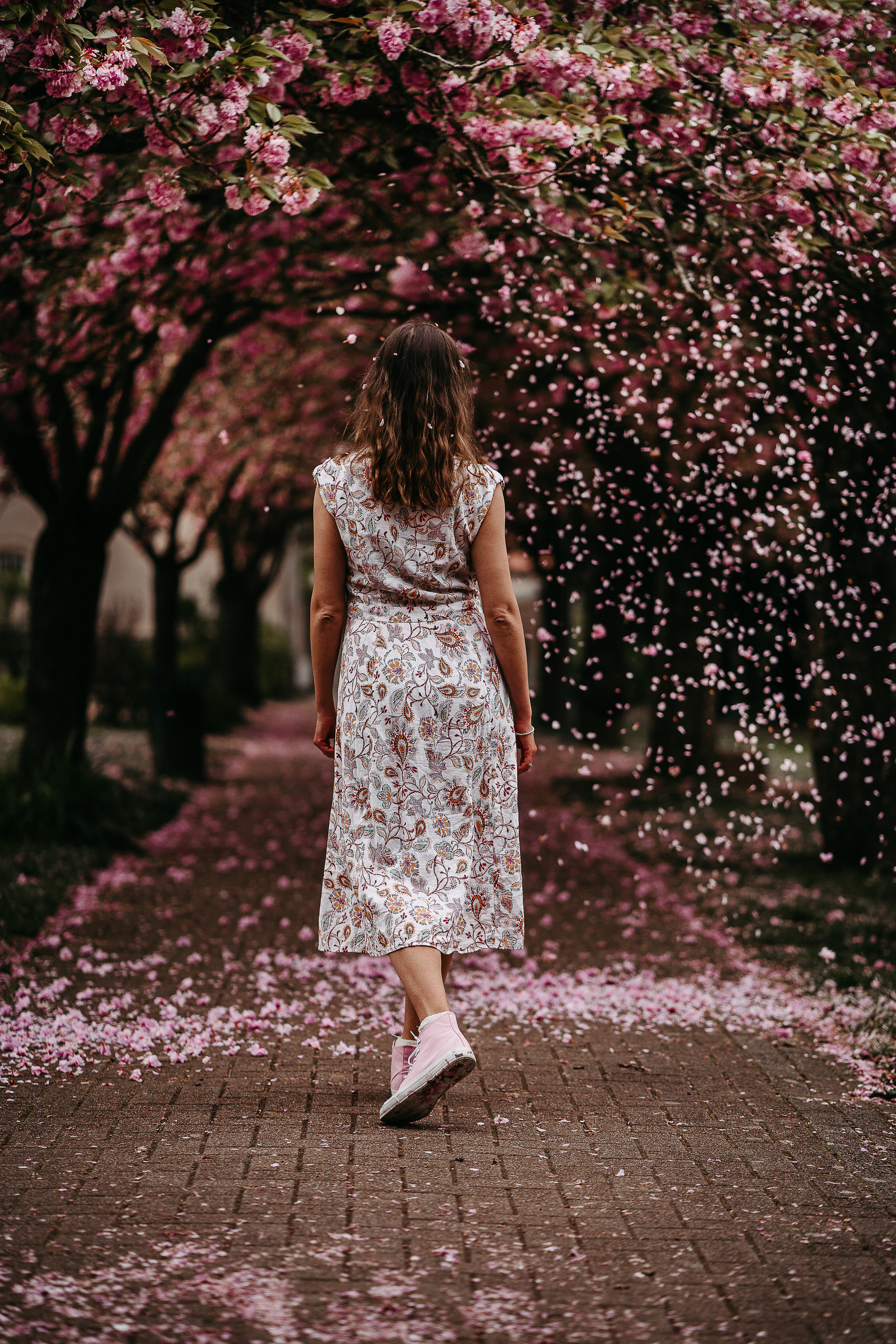 Ольга в цветущей сакуре. Семейный, детский и женский фотограф в Германии, Трире
