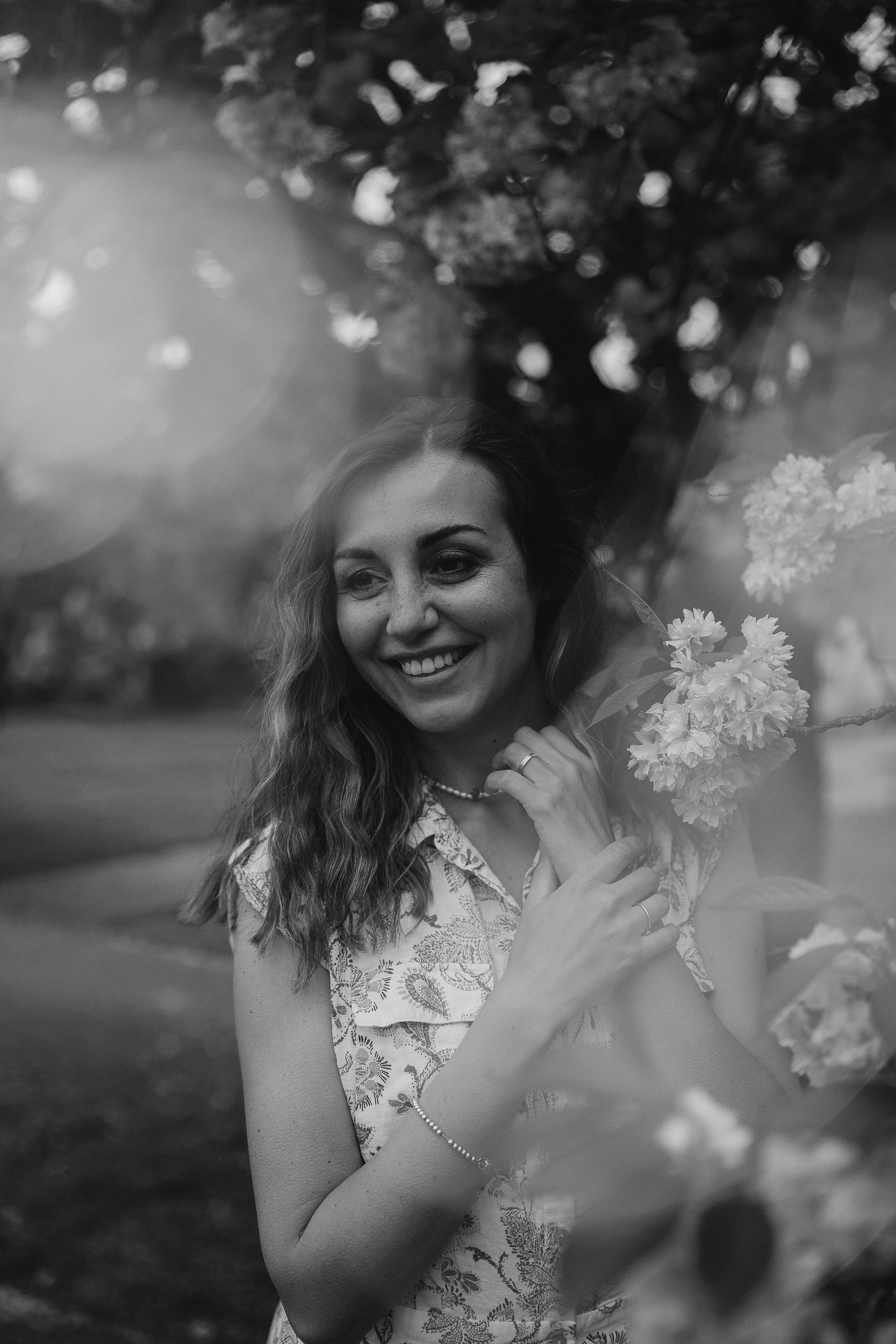 Ольга в цветущей сакуре. Семейный, детский и женский фотограф в Германии, Трире