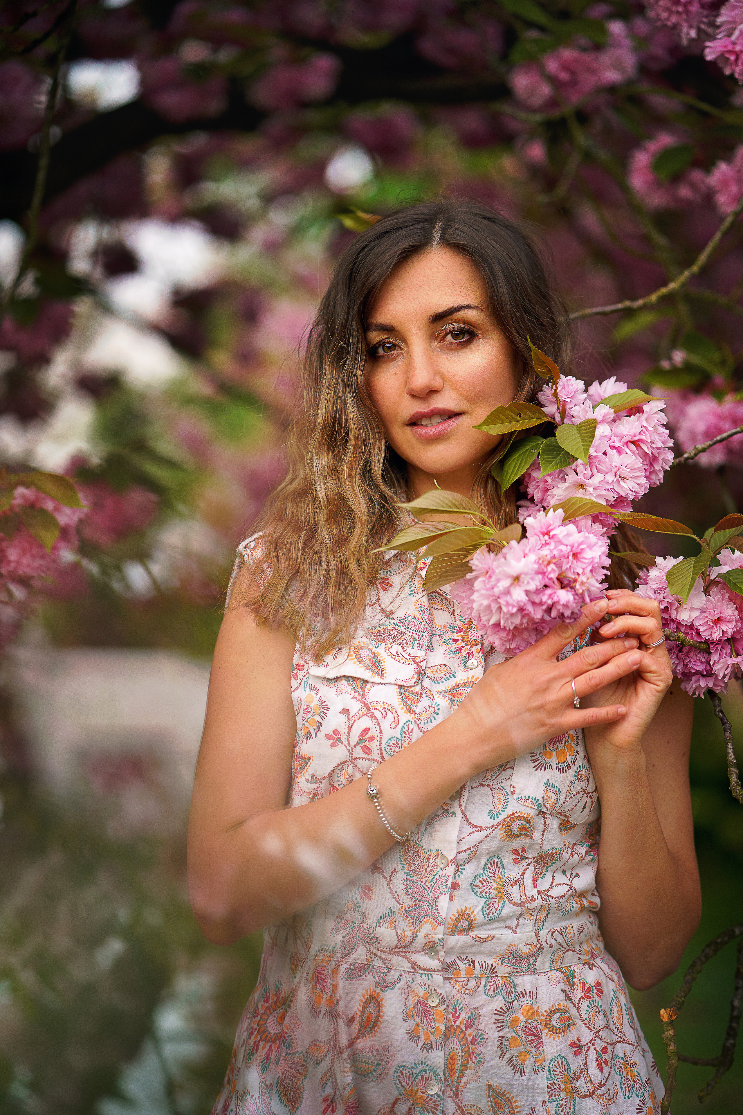 Ольга в цветущей сакуре. Семейный, детский и женский фотограф в Германии, Трире