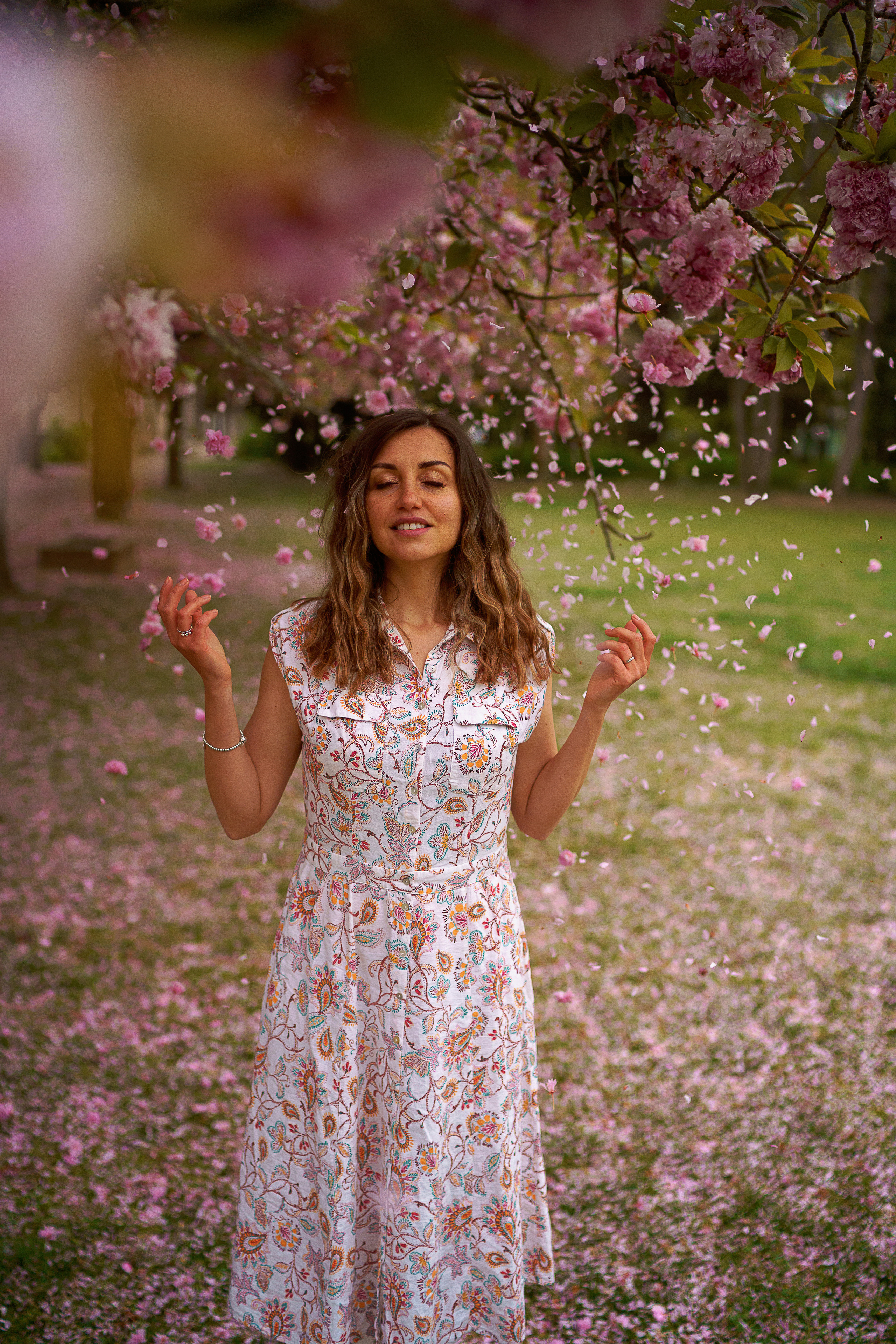 Ольга в цветущей сакуре. Семейный, детский и женский фотограф в Германии, Трире