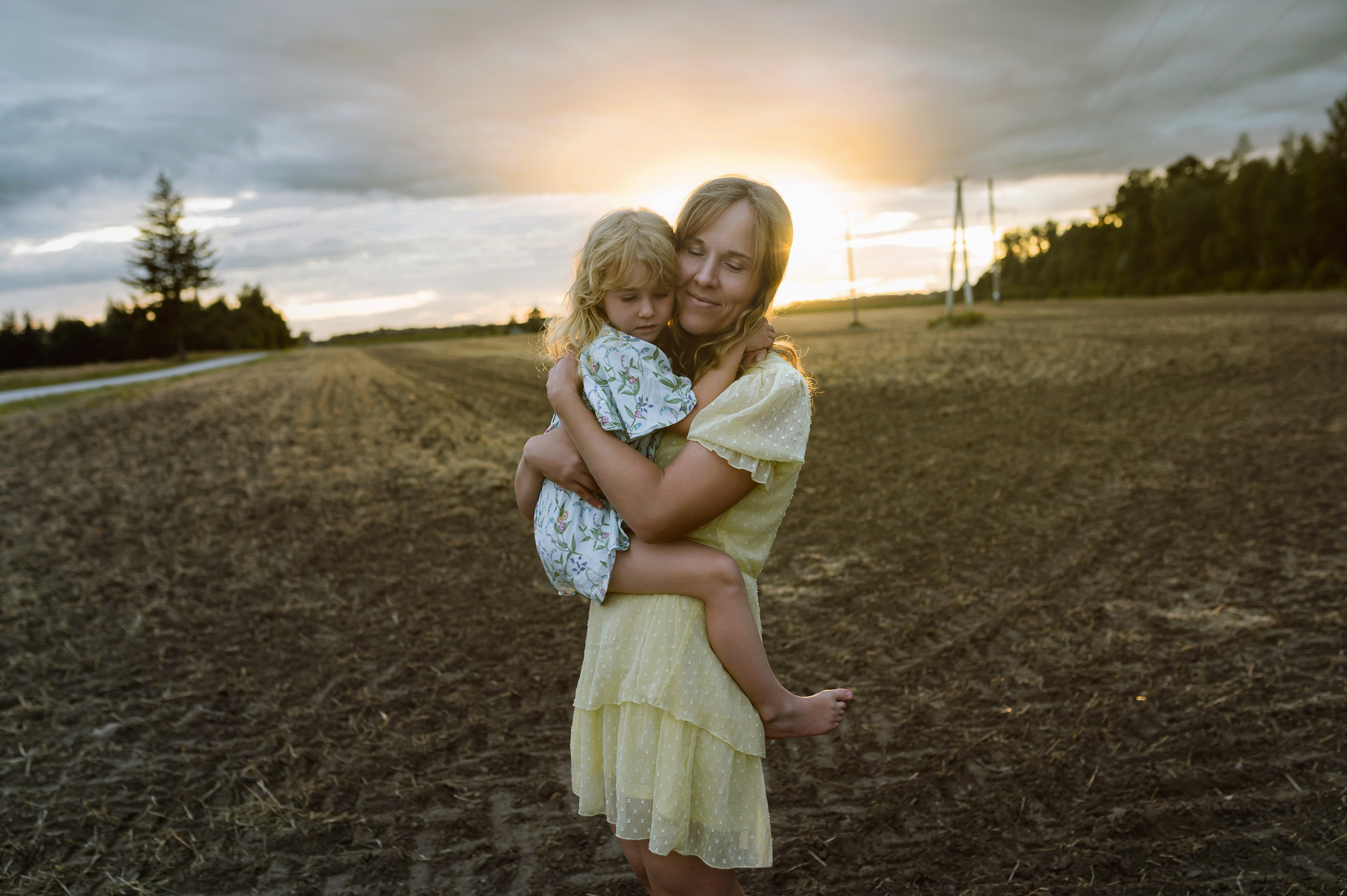 Karolina ir Mėja pievose. Vestuvių, šeimos švenčių, renginių fotografė